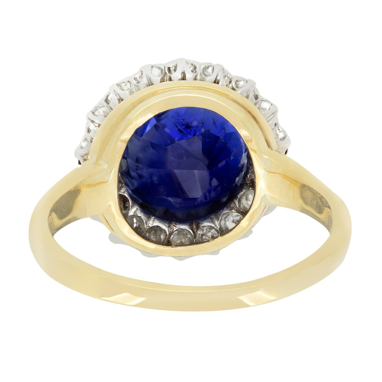 Taglio rotondo Anello Edwardiano con zaffiro e diamanti a grappolo da 3,65 carati, 1910 ca. in vendita