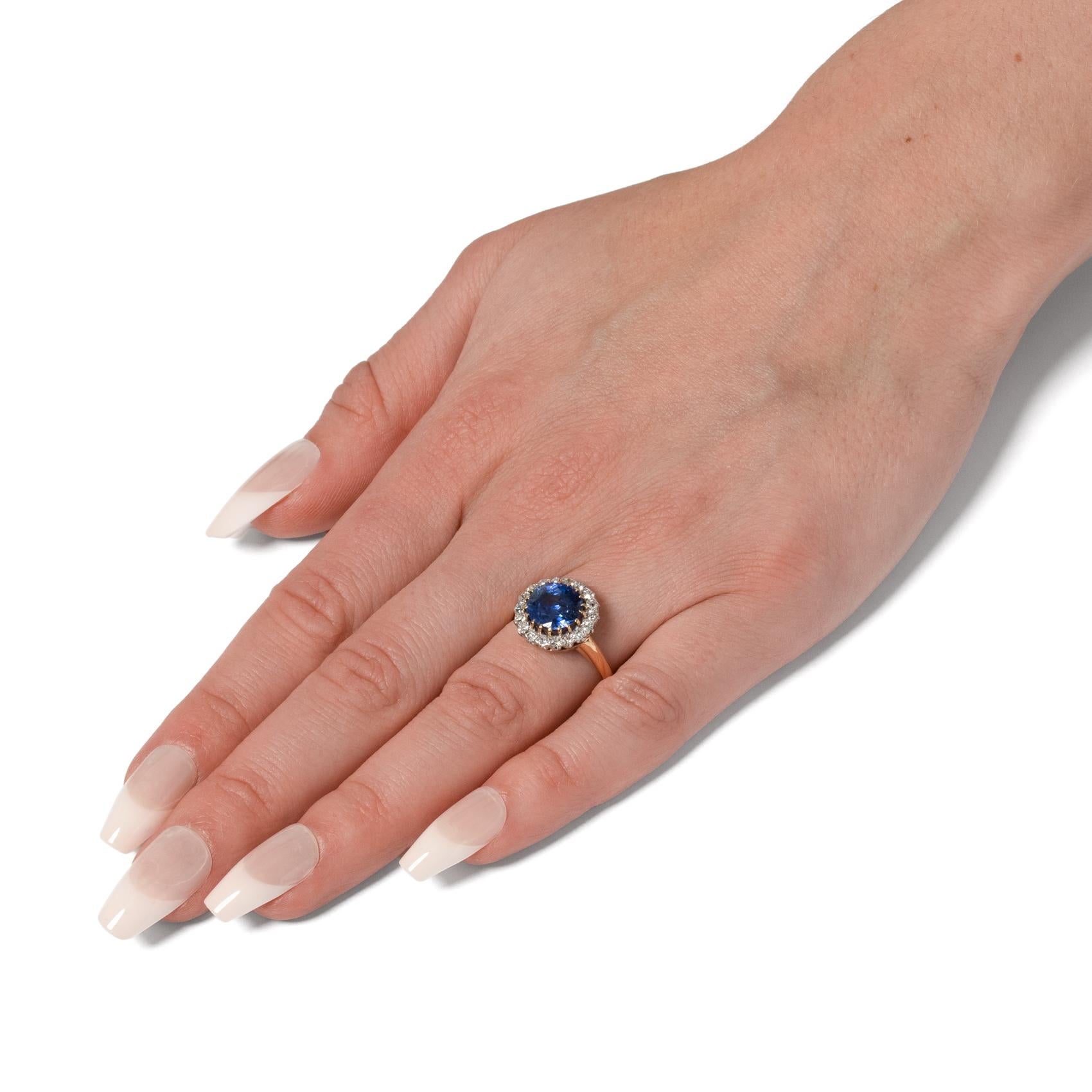 Anello Edwardiano con zaffiro e diamanti a grappolo da 3,65 carati, 1910 ca. In condizioni buone in vendita a London, GB