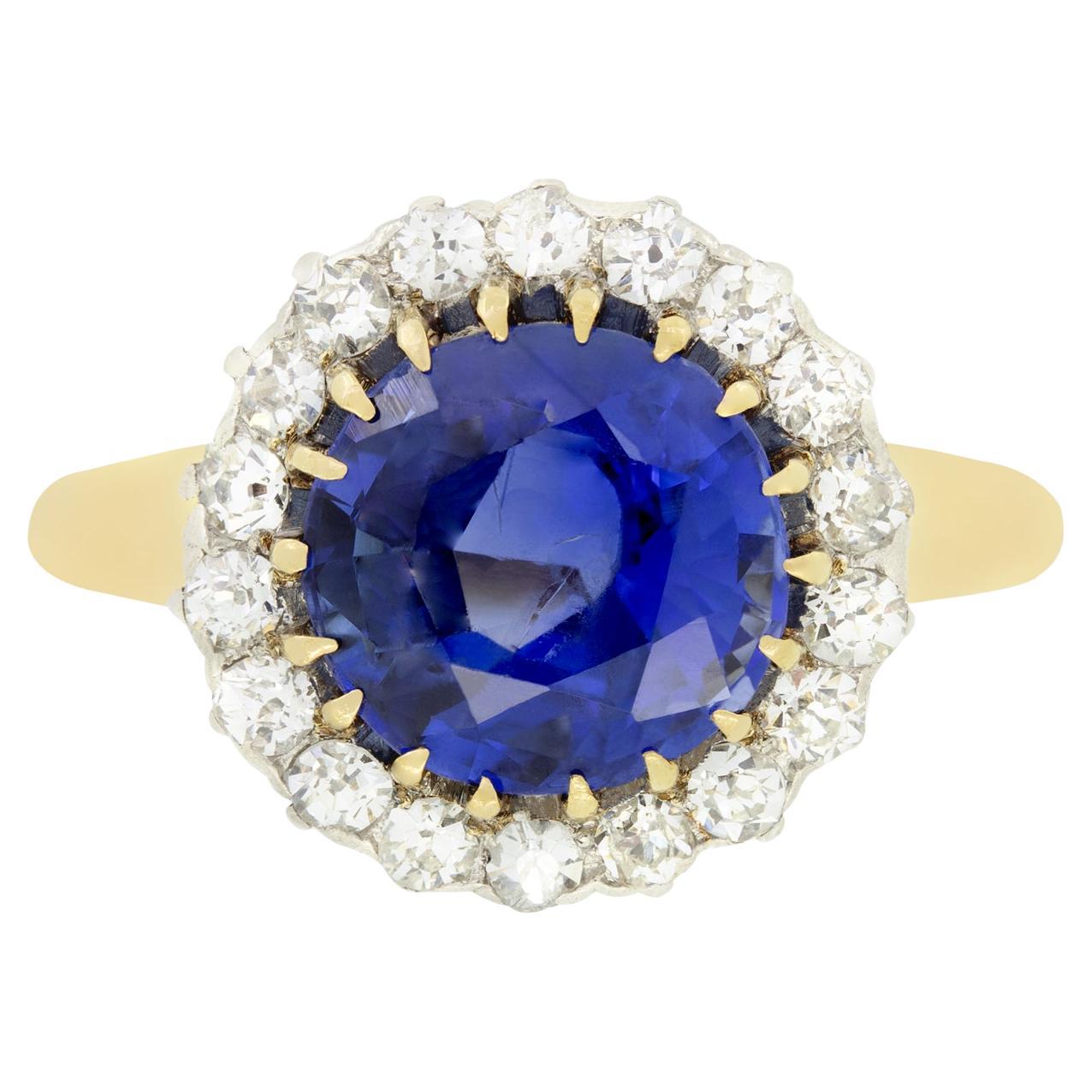 Anello Edwardiano con zaffiro e diamanti a grappolo da 3,65 carati, 1910 ca. in vendita