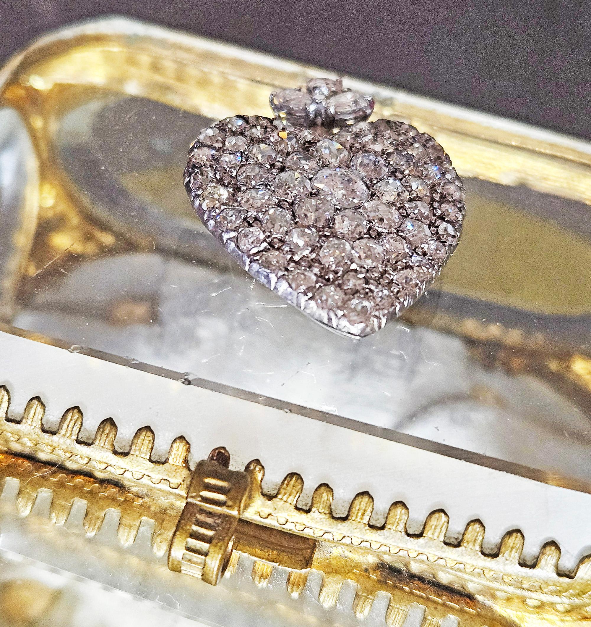 Edwardian 3.70ctw Old Euro Old Mine & Pear Shaped DIAMOND Heart Platinum Pendant en venta 5