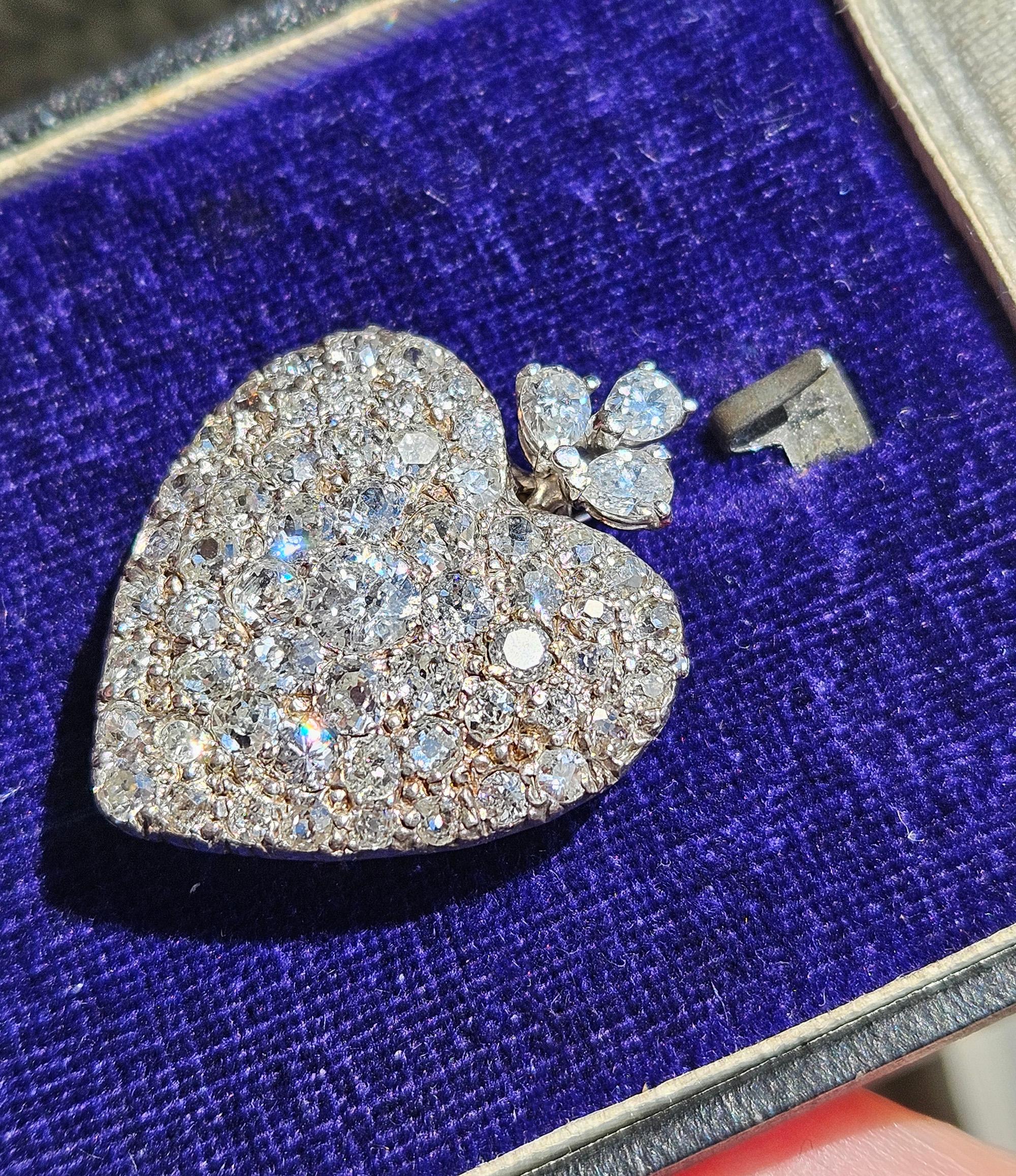 Edwardian 3.70ctw Old Euro Old Mine & Pear Shaped DIAMOND Heart Platinum Pendant en venta 3