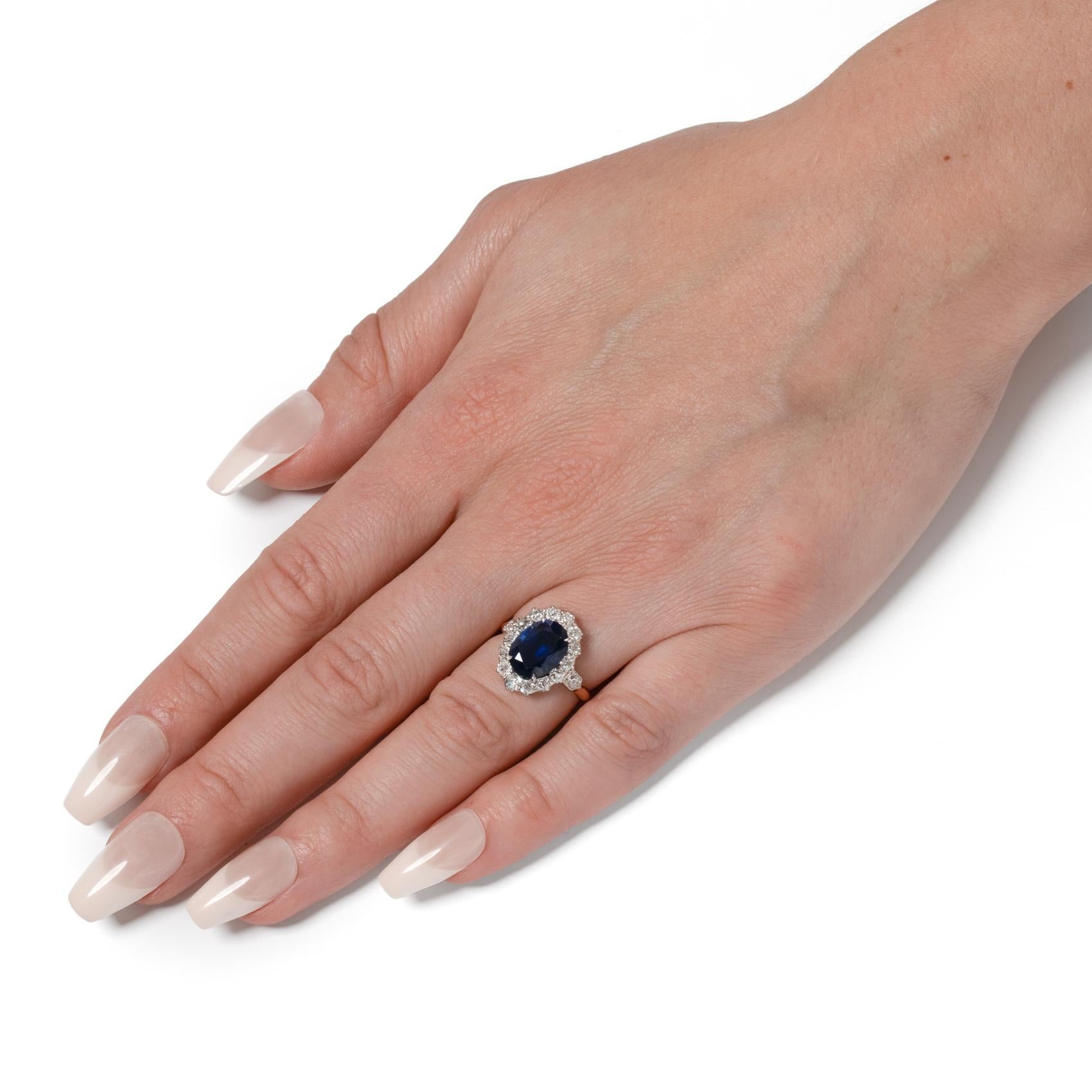 Anillo eduardiano de zafiro y diamantes de 3,75 ct, c.1910 Corte oval en venta
