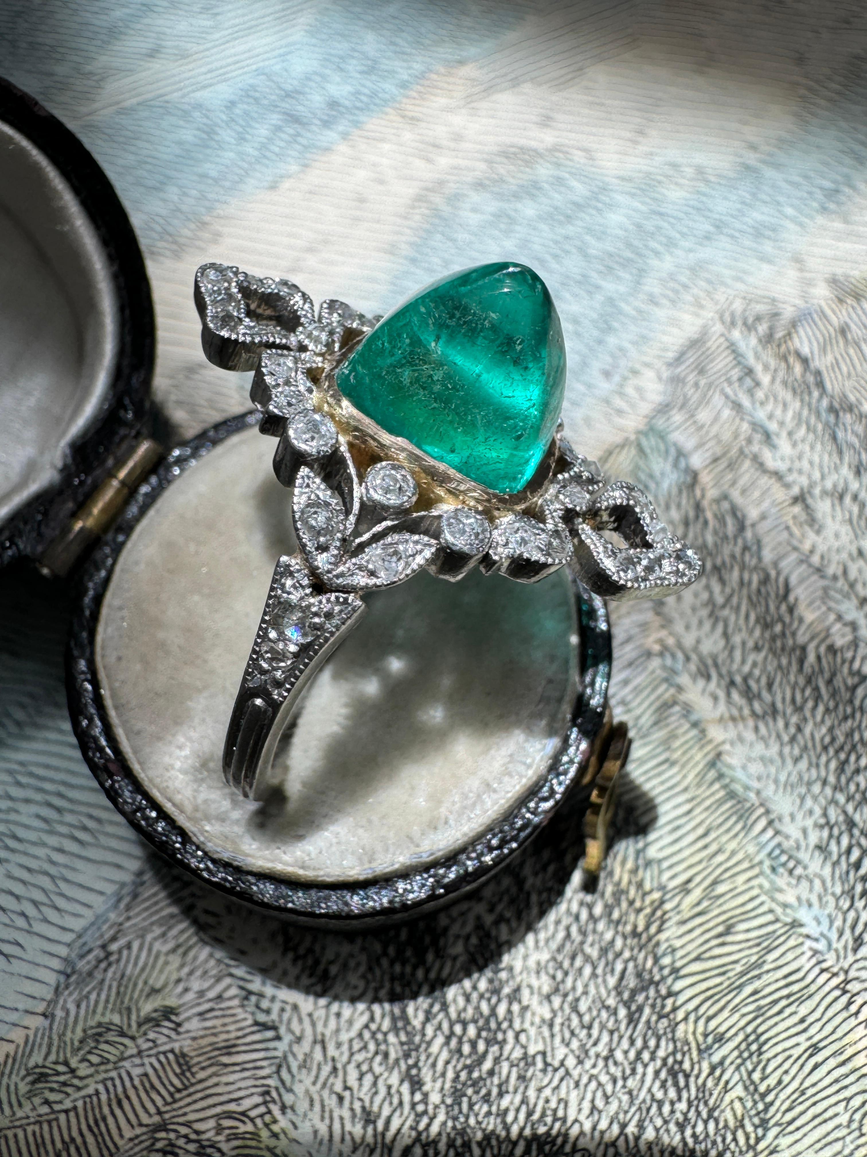 Este encantador anillo de principios del siglo XX se centra en una brillante esmeralda de 4 quilates de origen colombiano, montada en un reluciente bisel de oro amarillo. La esmeralda, que mide 7/8