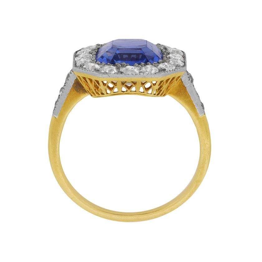 Edwardian 4.05 Carat Sapphire and Diamond Cluster Ring, circa 1910 In Excellent Condition In London, GB