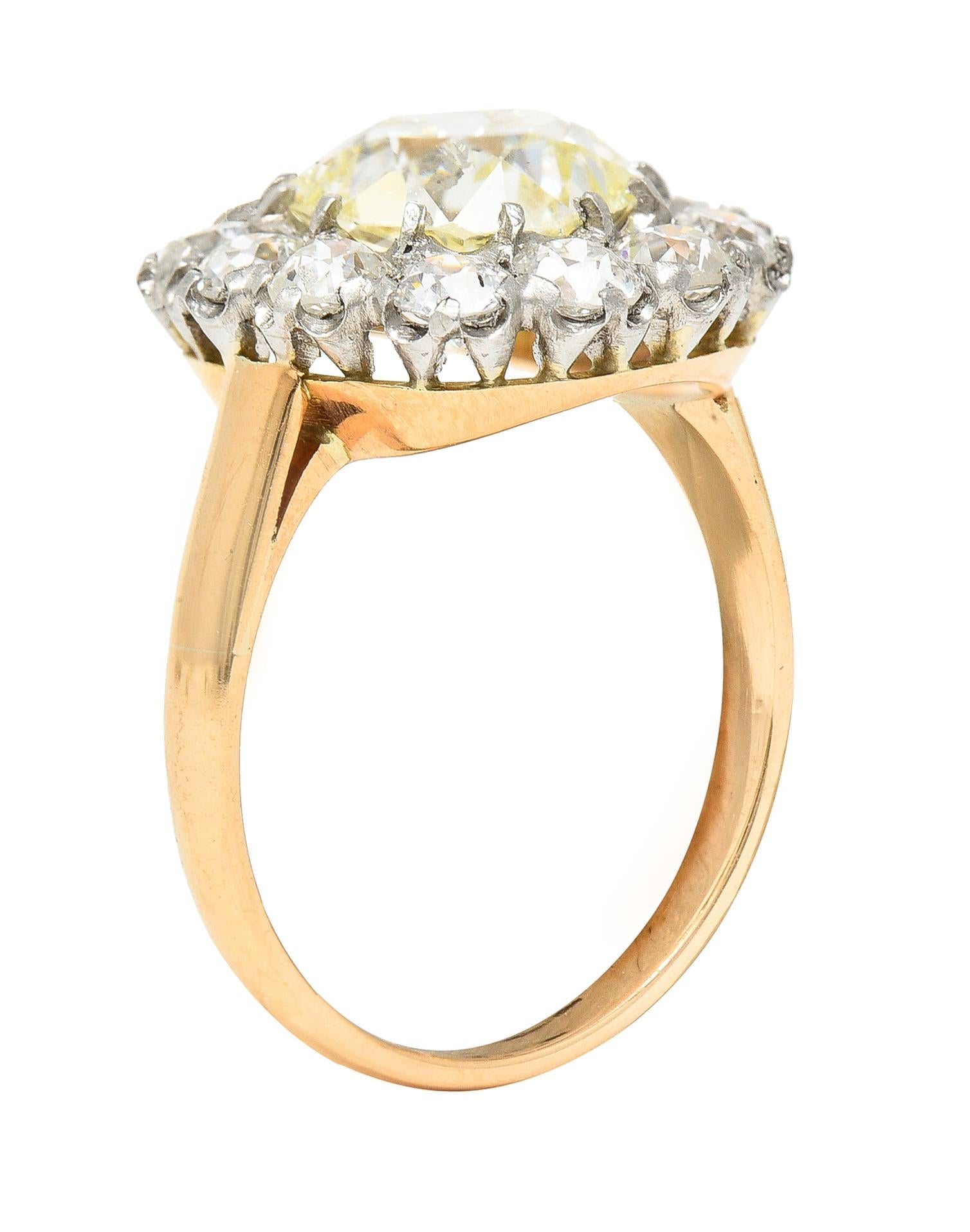 In der Mitte ein Diamant im alten Minenschliff mit einem Gesamtgewicht von ca. 2,72 Karat, Farbe M und Reinheit VS1. Mit einem gebündelten Halo, der von Diamanten im alten europäischen Schliff umgeben ist. Mit einem Gesamtgewicht von etwa 1,44 Karat