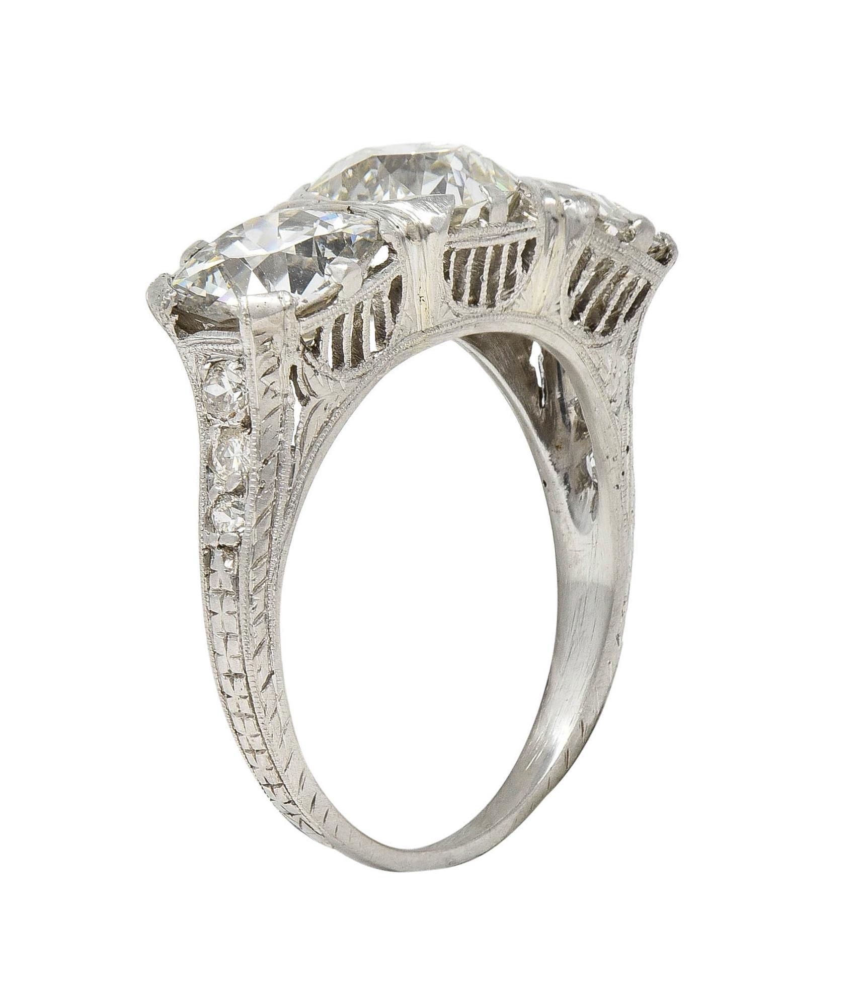 Anillo eduardiano de tres piedras con diamantes en platino de 4,30 quilates y azahar antiguo 4