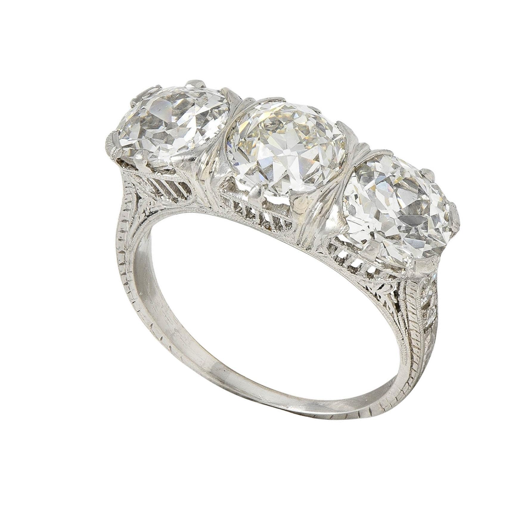 Anillo eduardiano de tres piedras con diamantes en platino de 4,30 quilates y azahar antiguo 5