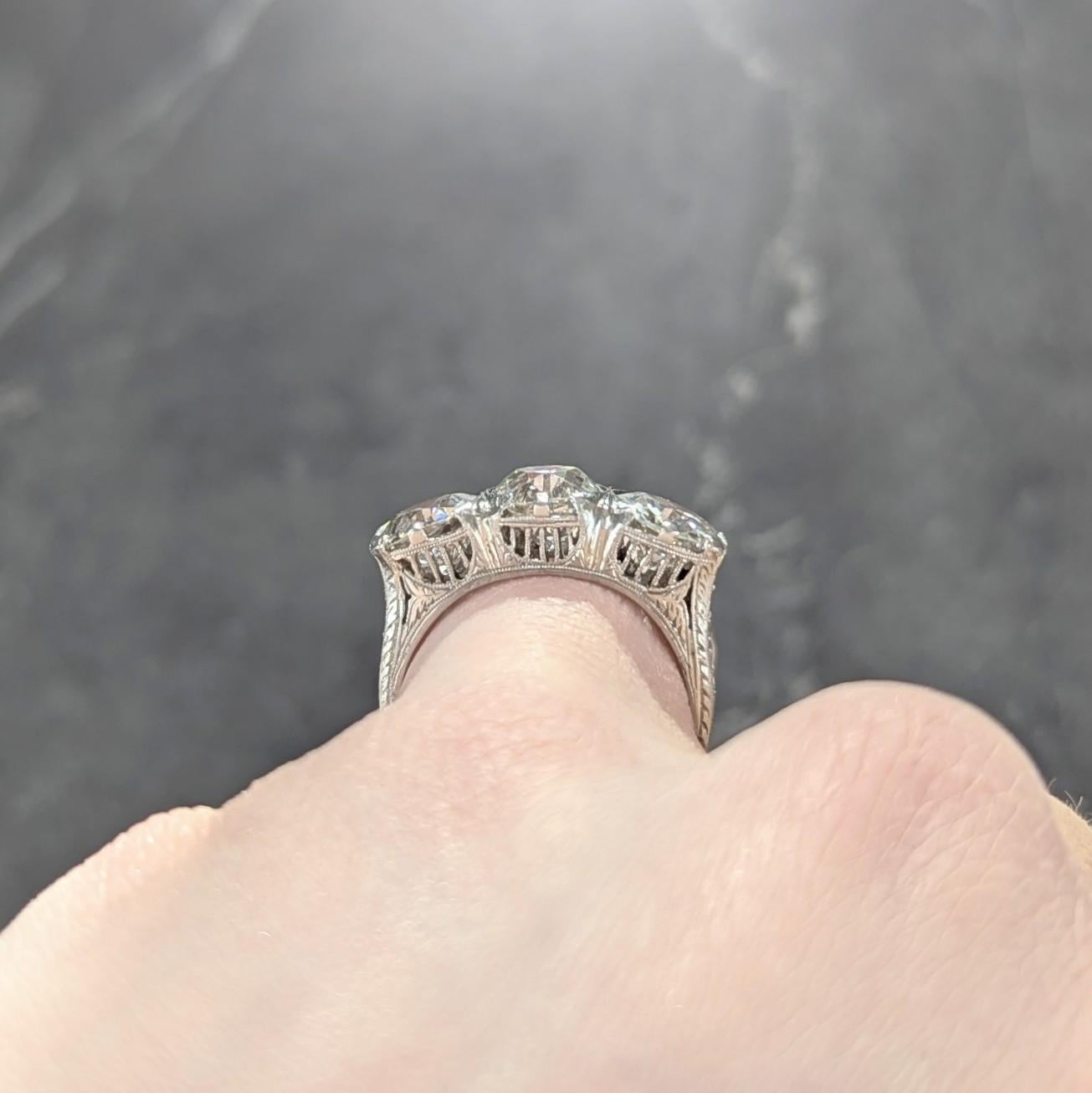 Anillo eduardiano de tres piedras con diamantes en platino de 4,30 quilates y azahar antiguo 6