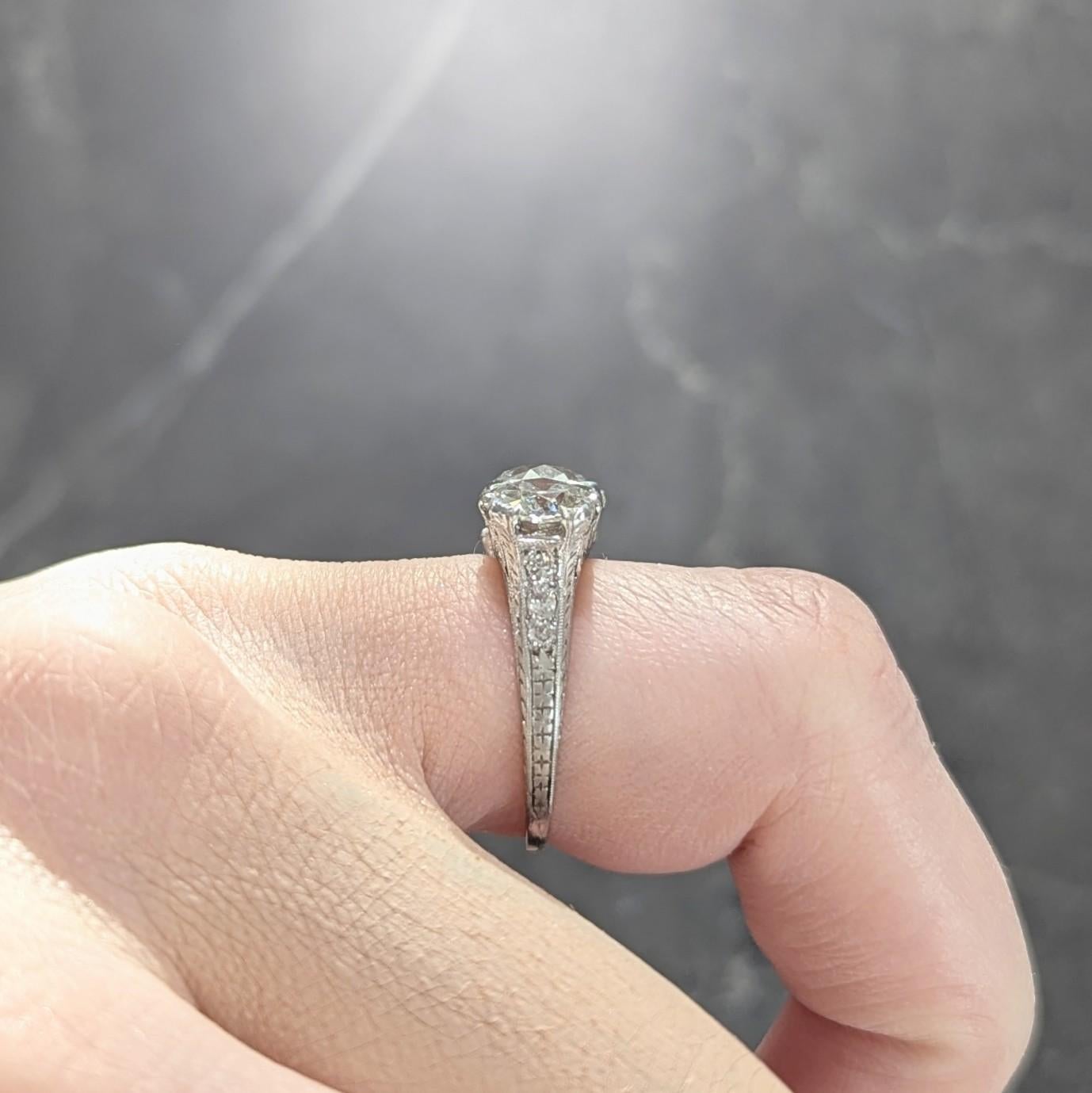 Anillo eduardiano de tres piedras con diamantes en platino de 4,30 quilates y azahar antiguo 7