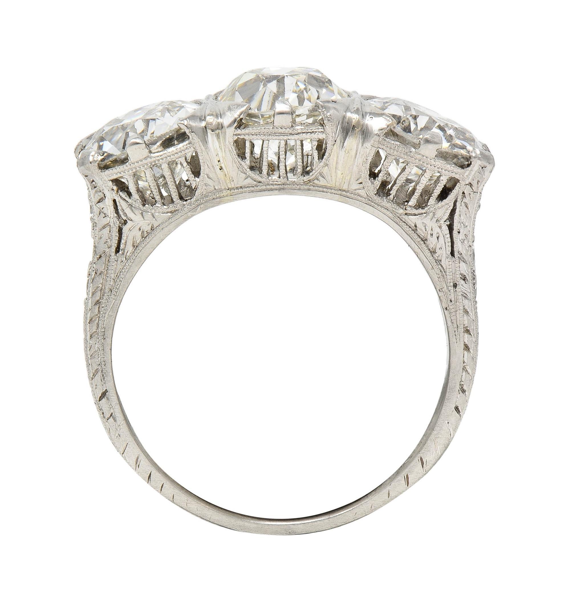 Anillo eduardiano de tres piedras con diamantes en platino de 4,30 quilates y azahar antiguo Eduardiano