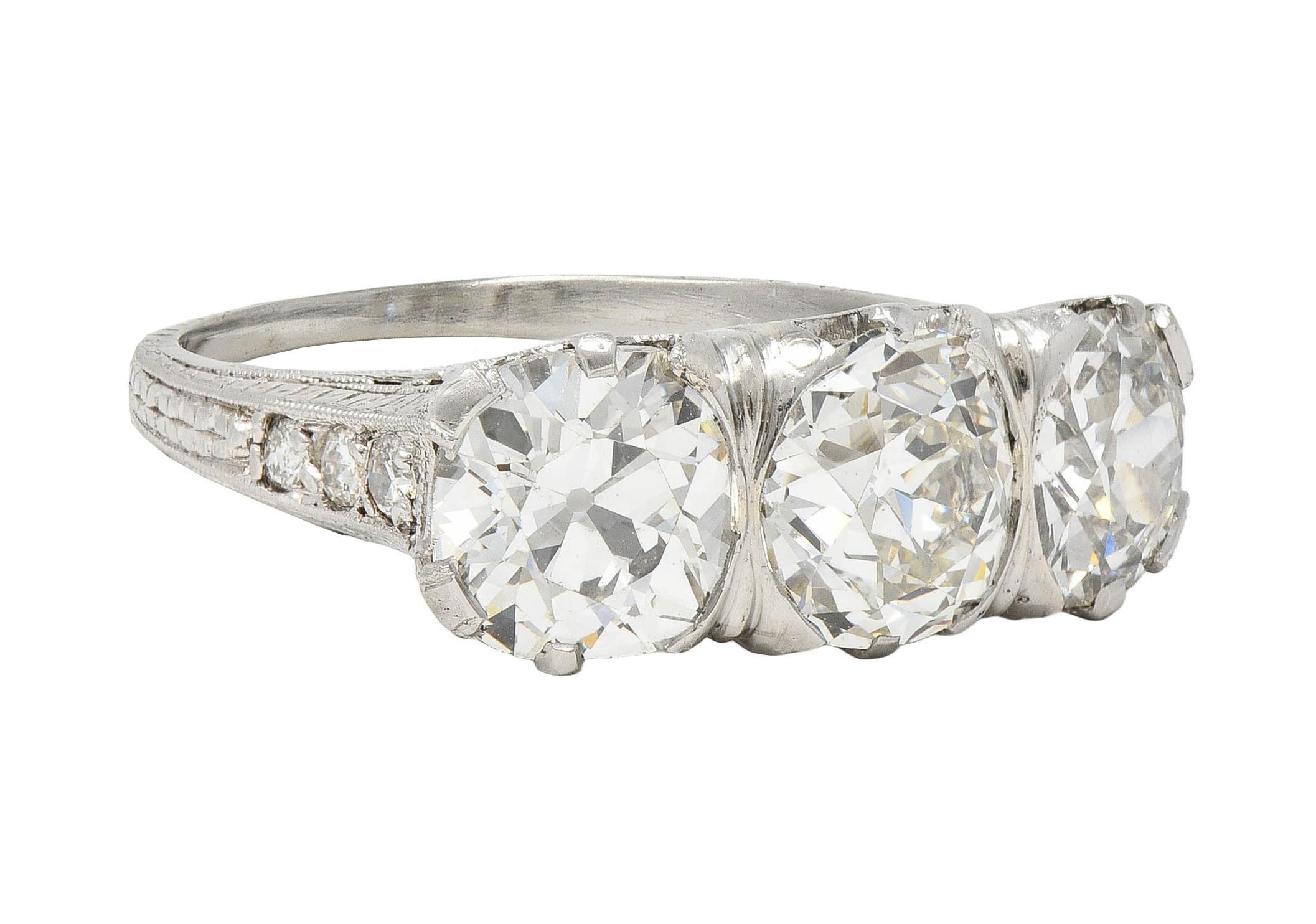 Anillo eduardiano de tres piedras con diamantes en platino de 4,30 quilates y azahar antiguo Talla antigua