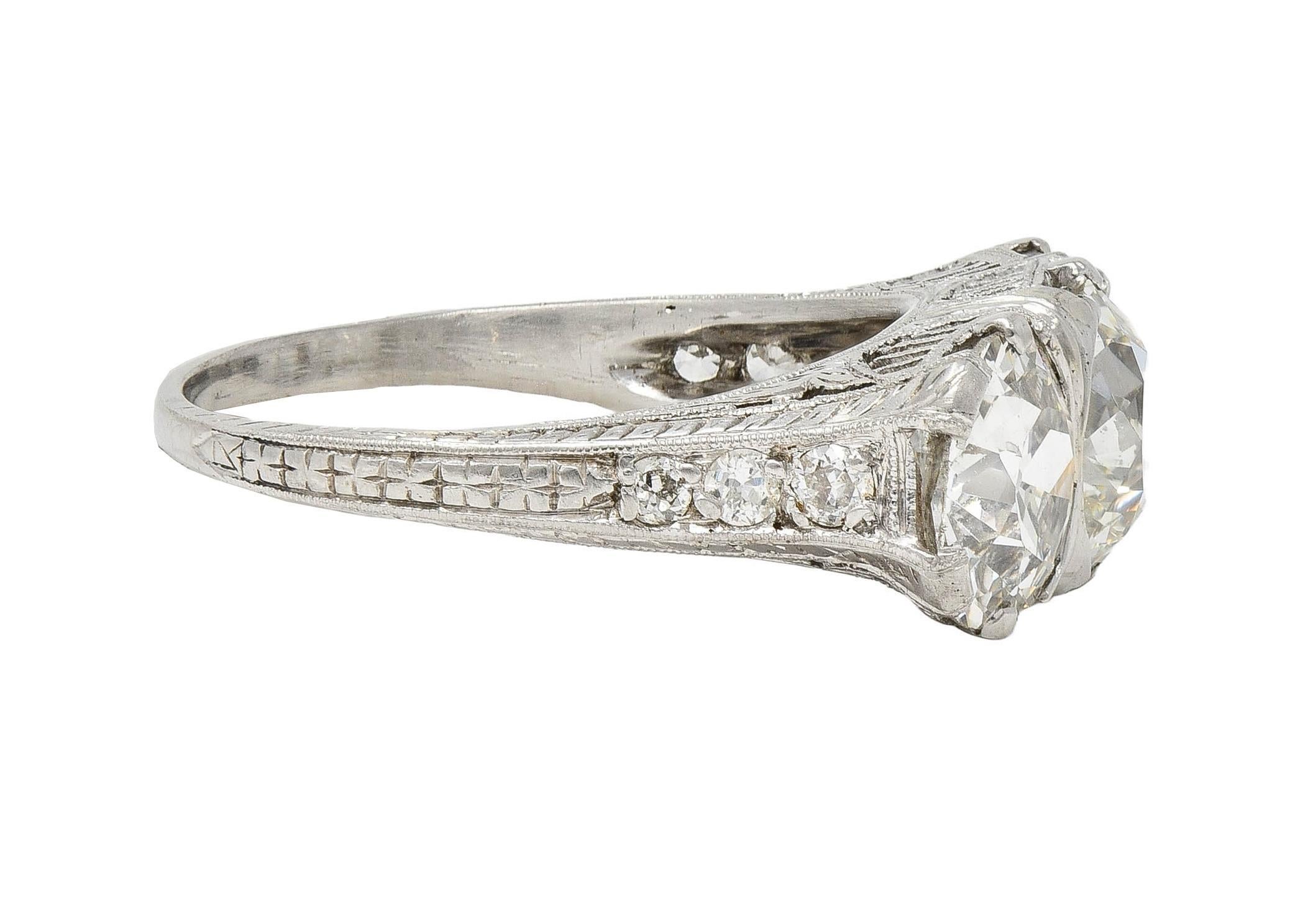 Anillo eduardiano de tres piedras con diamantes en platino de 4,30 quilates y azahar antiguo en Excelente Estado en Philadelphia, PA