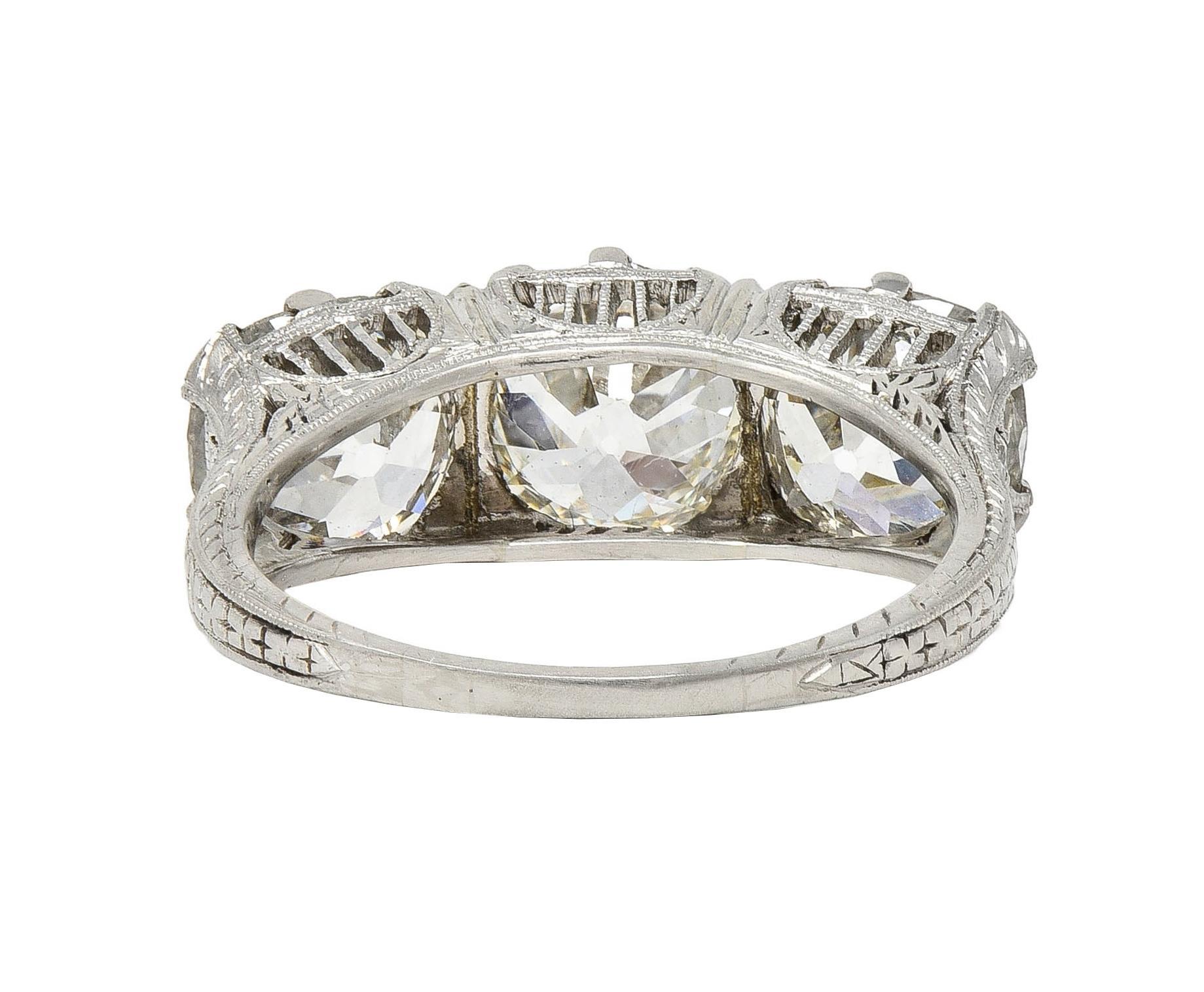 Femenino o masculino Anillo eduardiano de tres piedras con diamantes en platino de 4,30 quilates y azahar antiguo