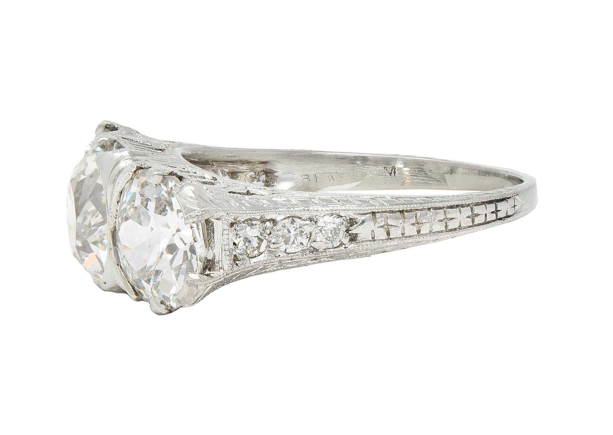 Anillo eduardiano de tres piedras con diamantes en platino de 4,30 quilates y azahar antiguo 1