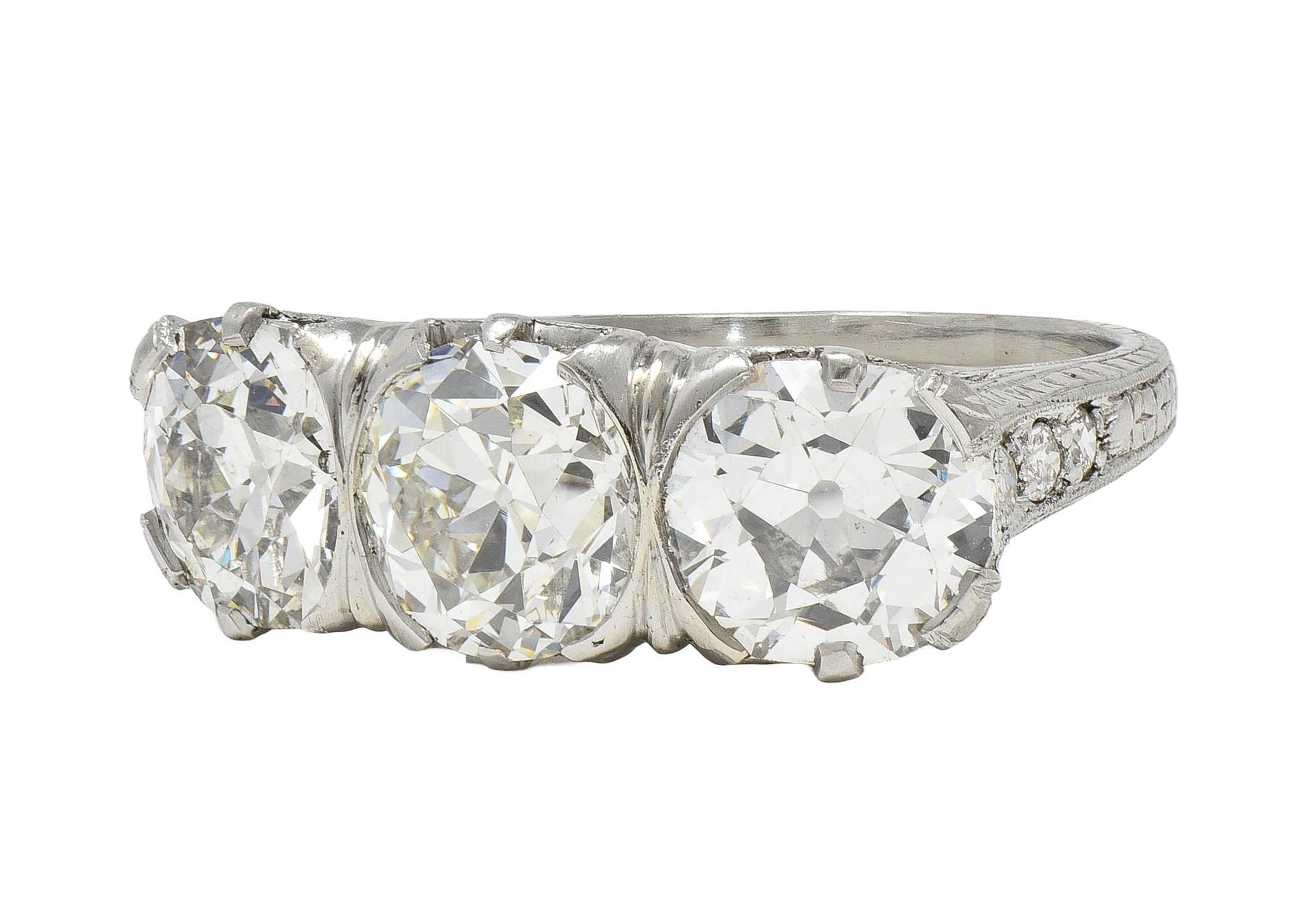 Anillo eduardiano de tres piedras con diamantes en platino de 4,30 quilates y azahar antiguo 2
