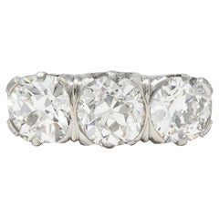Anillo eduardiano de tres piedras con diamantes en platino de 4,30 quilates y azahar antiguo