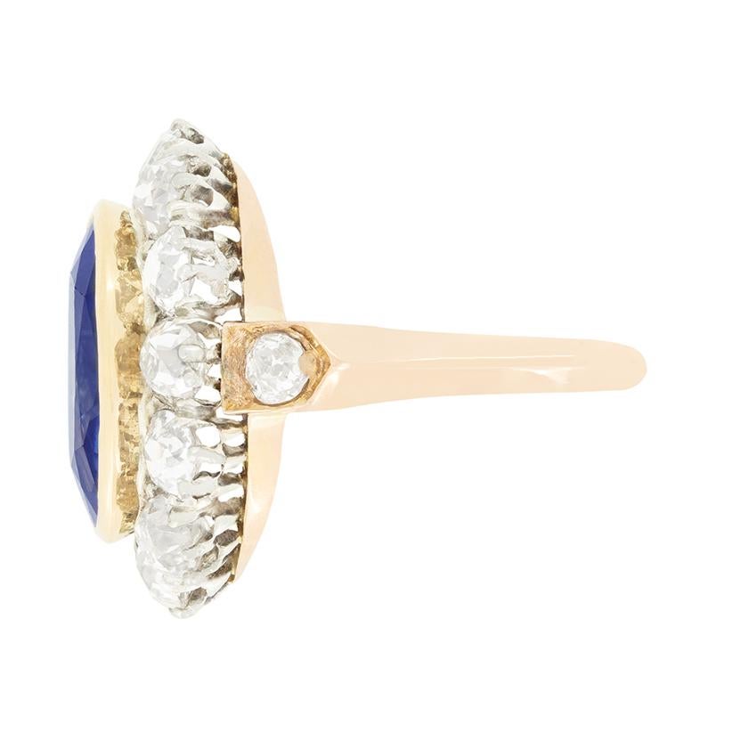 Edoardiano Anello Edwardiano con zaffiro e diamanti a grappolo da 4,80 carati, 1910 ca. in vendita