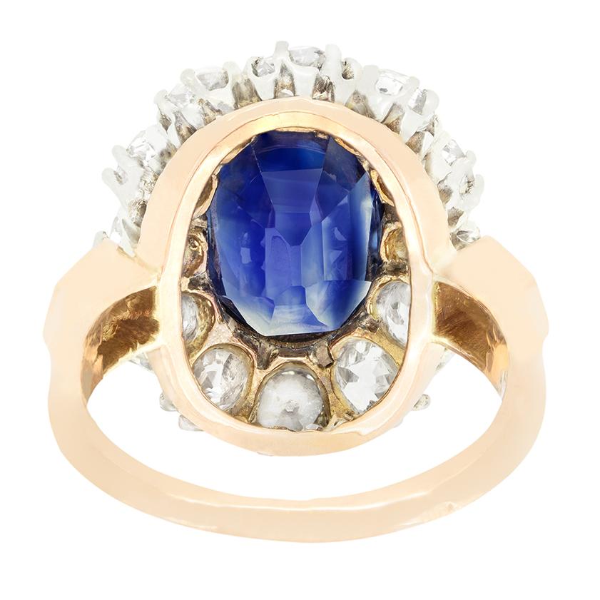 Taglio antico europeo Anello Edwardiano con zaffiro e diamanti a grappolo da 4,80 carati, 1910 ca. in vendita