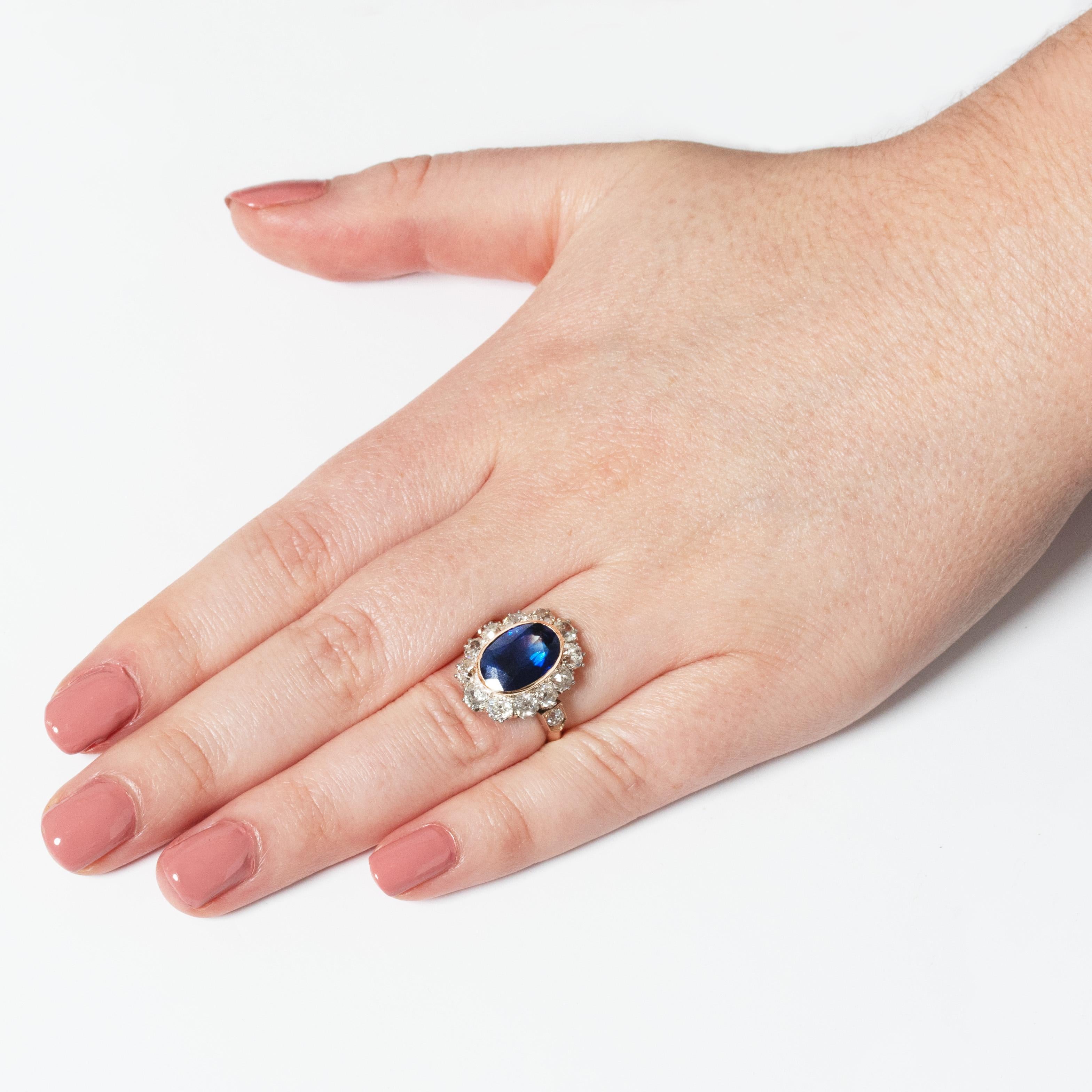 Anello Edwardiano con zaffiro e diamanti a grappolo da 4,80 carati, 1910 ca. In condizioni buone in vendita a London, GB