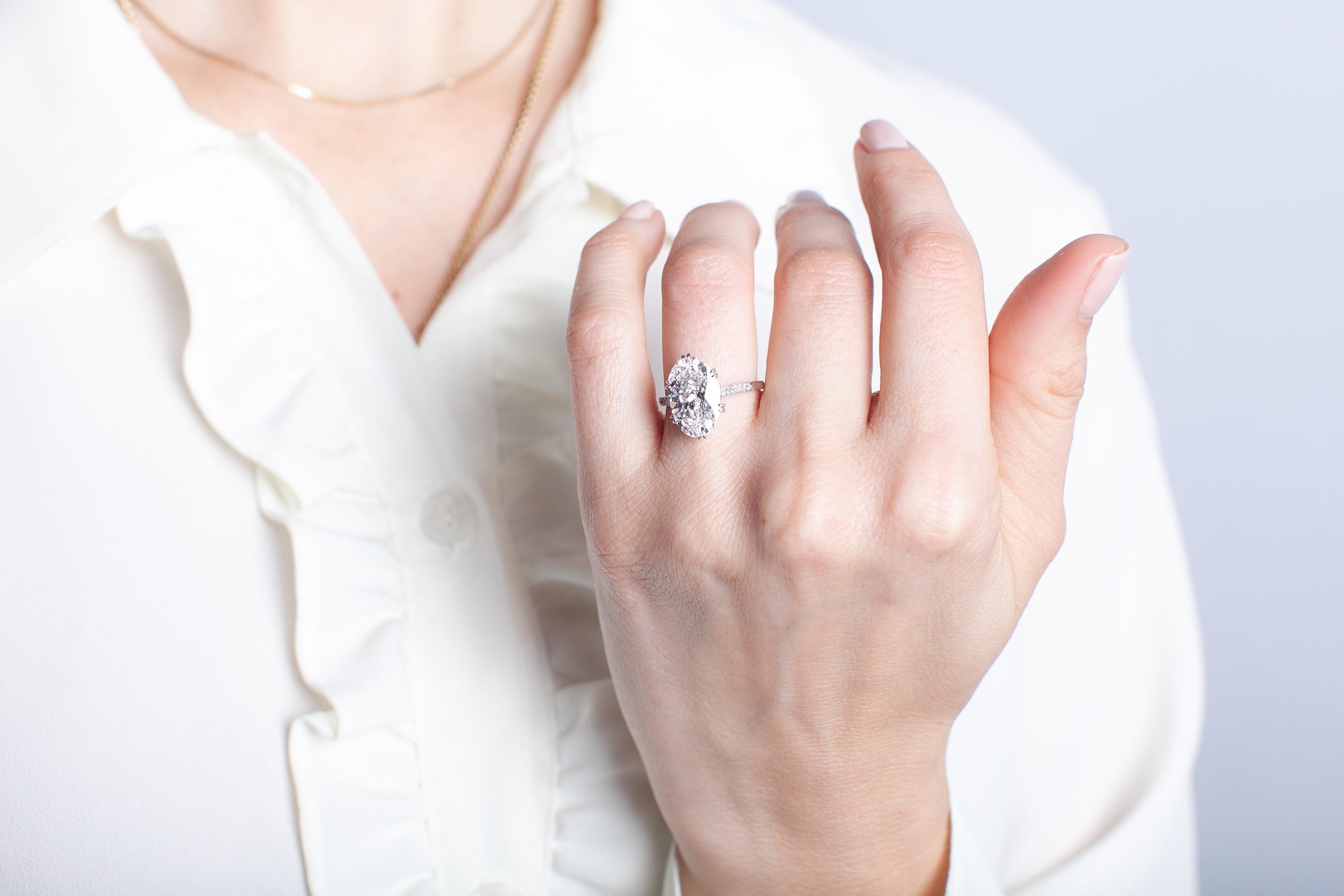 Janesich Bague de fiançailles de style édouardien avec diamant taille ovale de 5,02 carats E/VVS2 Unisexe en vente