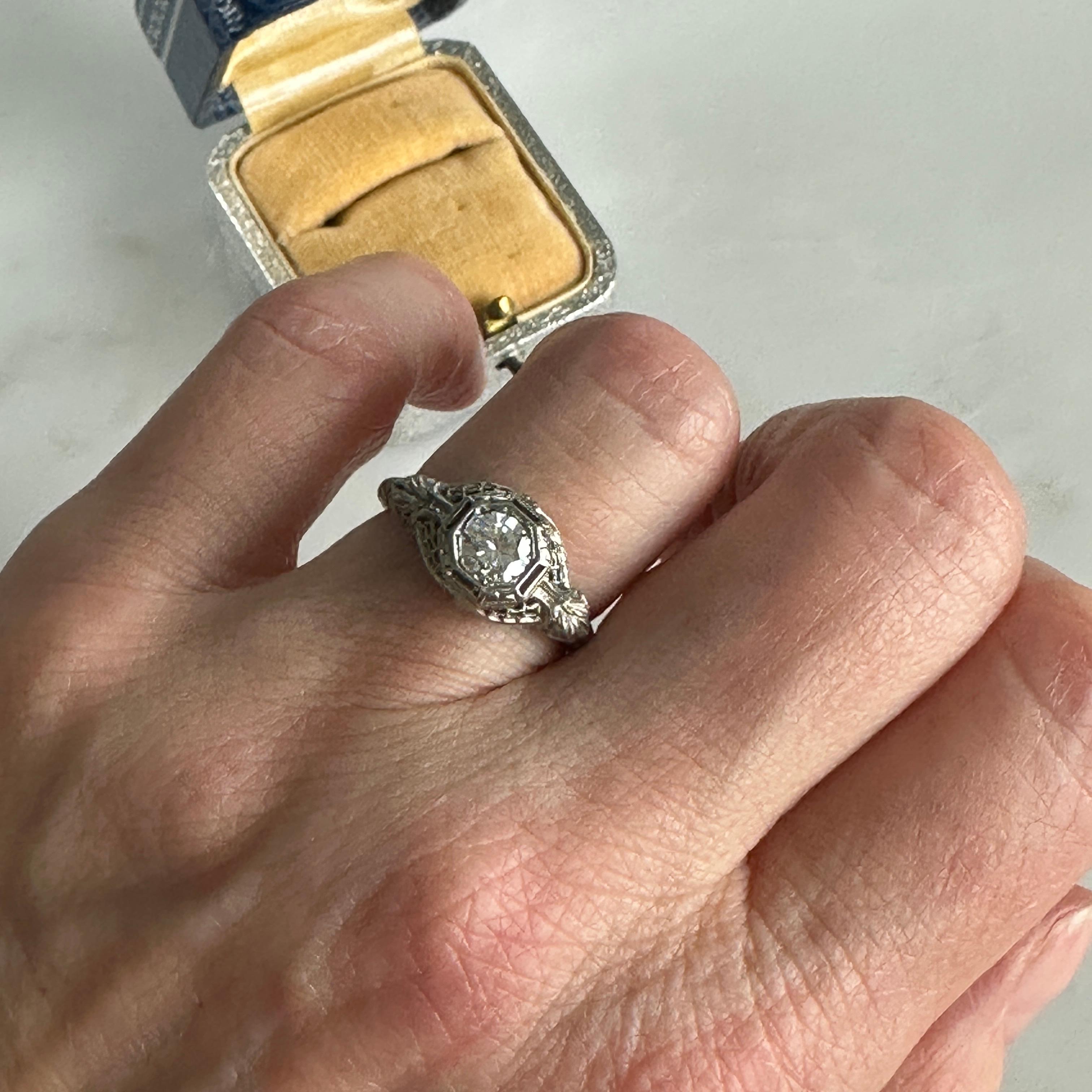 Bague de fiançailles édouardienne en or blanc filigrané et diamant de 0,50ct en vente 6