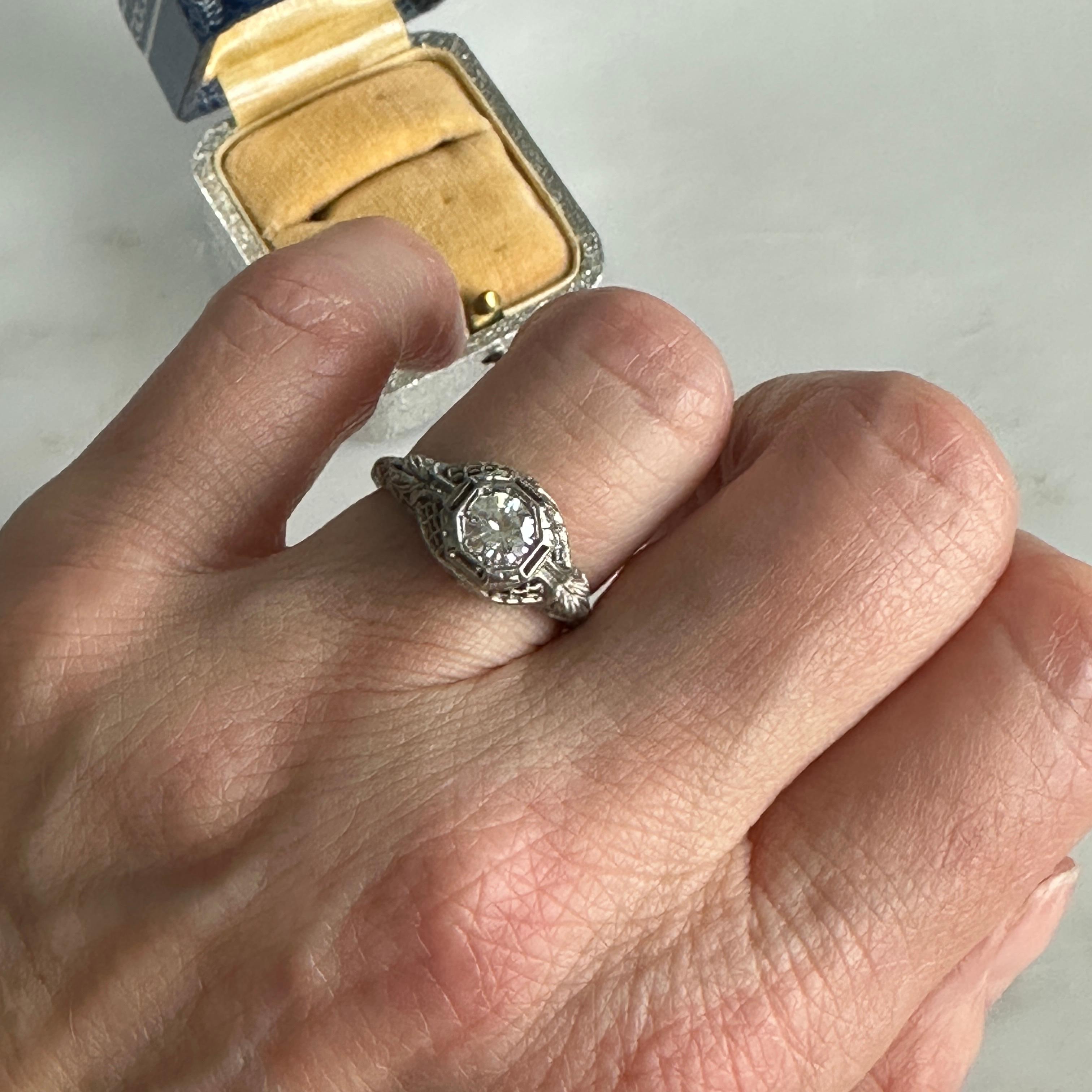 Bague de fiançailles édouardienne en or blanc filigrané et diamant de 0,50ct en vente 7