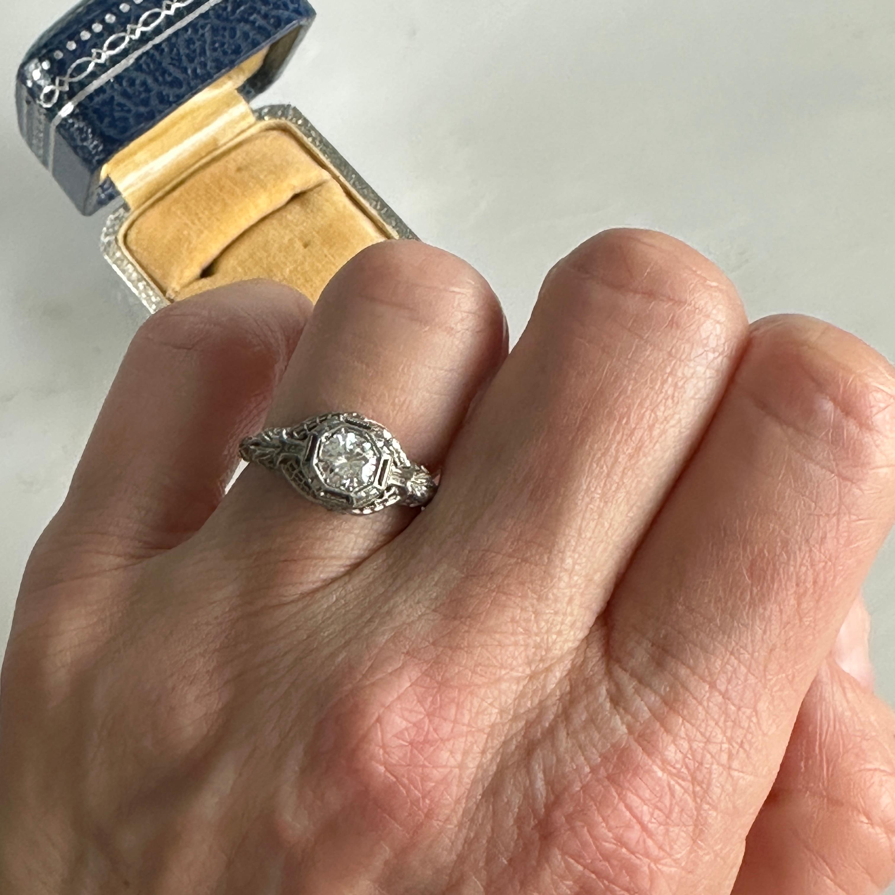 Filigraner edwardianischer Verlobungsring aus 18 Karat Weißgold mit .50 Karat Diamant (Rundschliff) im Angebot