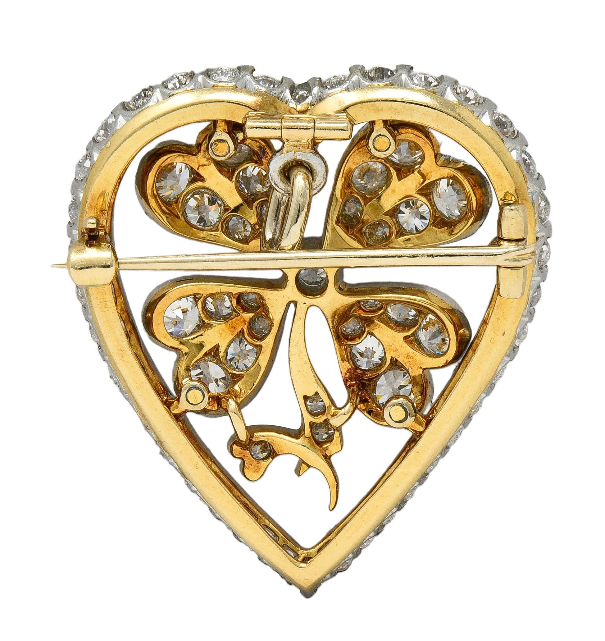 Entworfen als herzförmige Form aus Platin, durchbohrt und mit einem vierblättrigen Kleeblatt in der Mitte
Perlen- und Lünettenbesatz mit alten europäischen Diamanten und Diamanten im Altminenschliff
Mit einem mit Zacken besetzten Halo aus alten