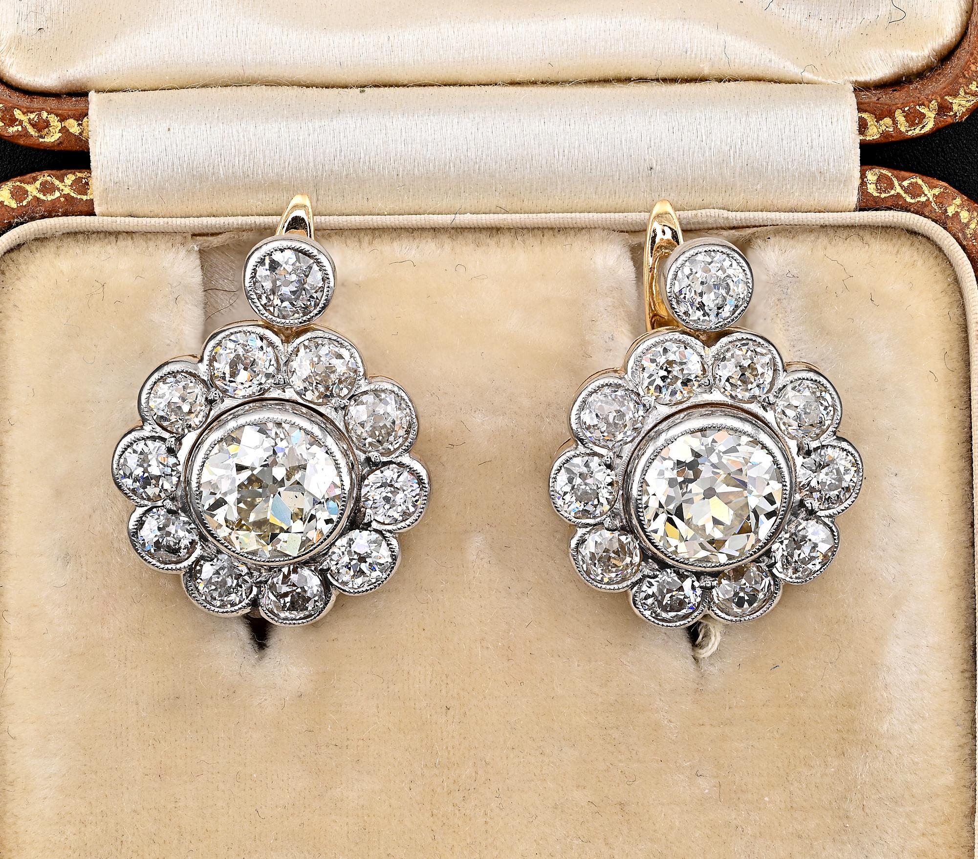 These superb pair of Edwardian period earrings are 1905 ca.
Marvelous original mount skilfully hand crafetd of solid 18 KT gold and Platinum
Modelled as classy Diamond Daisy clusters with a larger Diamond set in the middle, smaller Diamonds  in