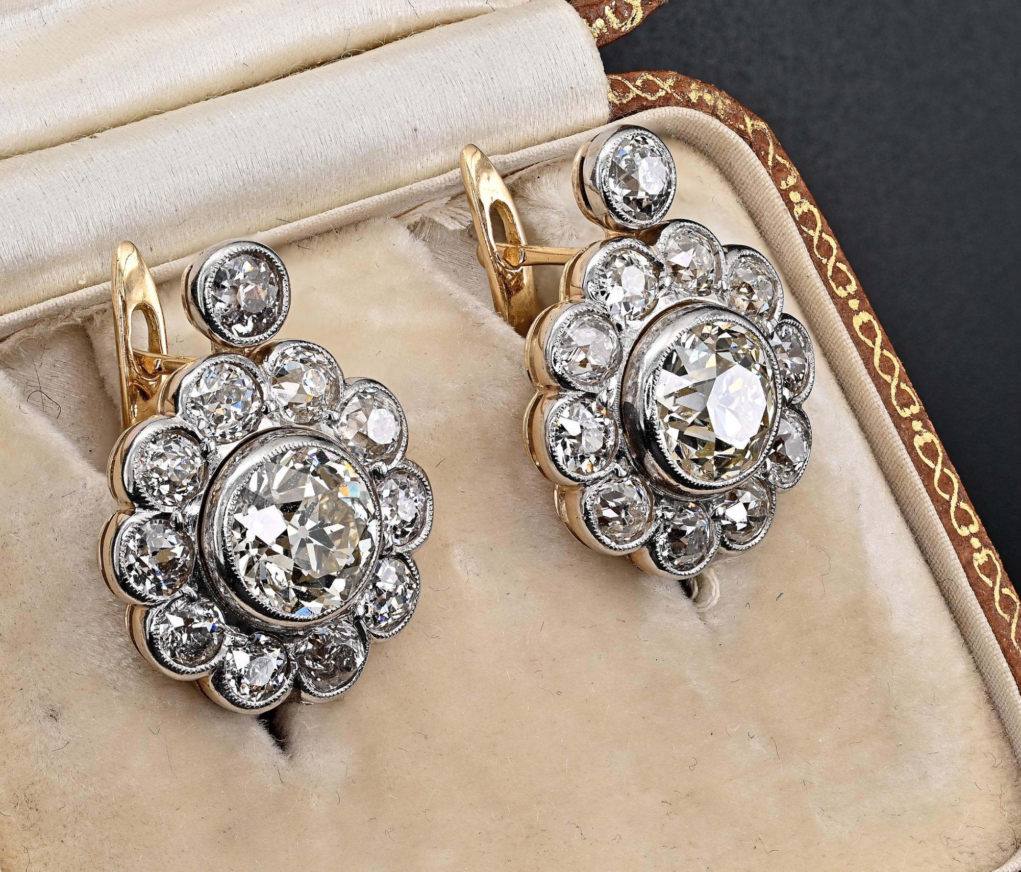 Edwardian 6.40 Ct Diamond 18 KT Daisy Earrings In Good Condition For Sale In Napoli, IT