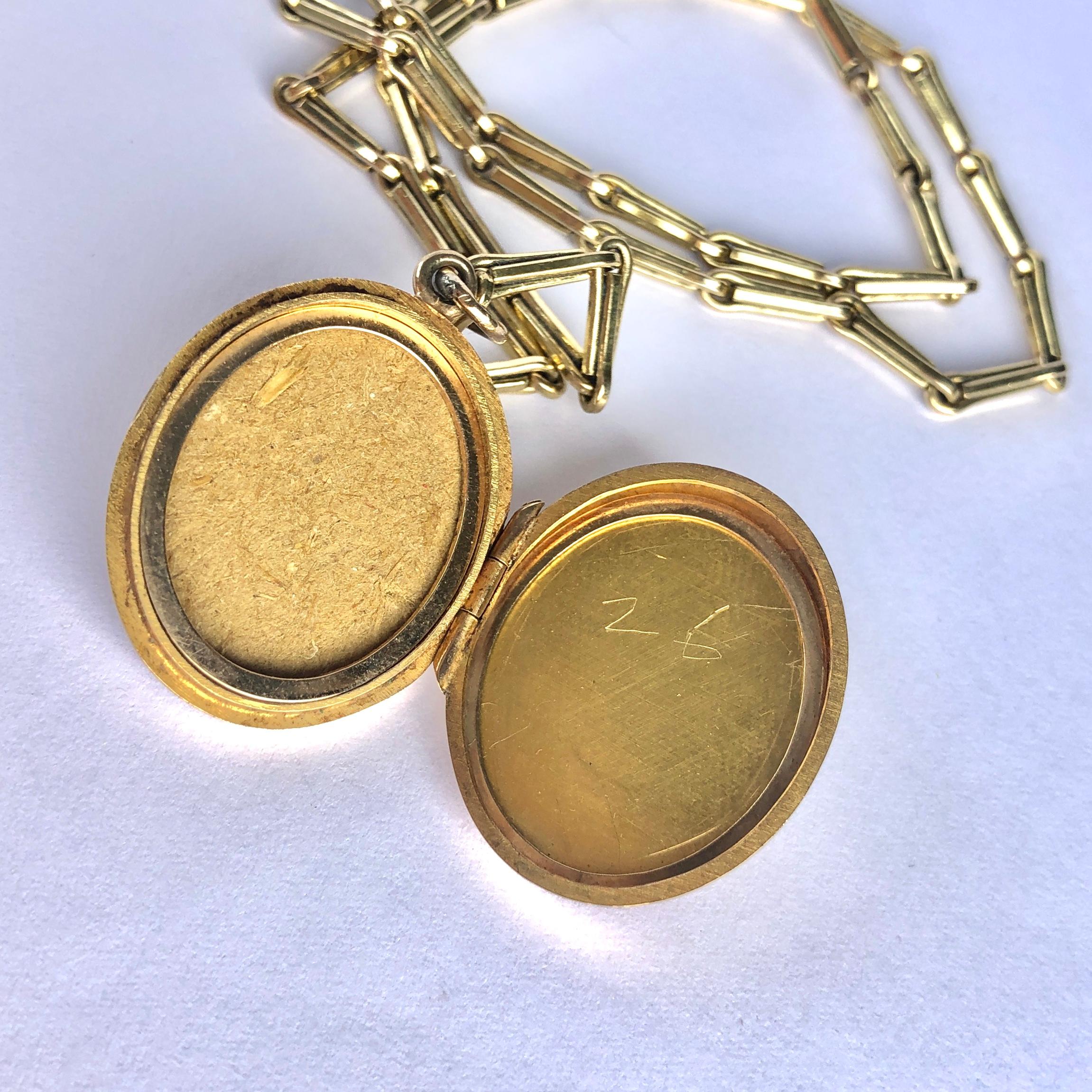 Diese wunderschöne und zarte Kette aus 9-karätigem Gold ist mit einem Verschlussclip versehen. In der Mitte befindet sich ein Medaillon an einer beweglichen Schlaufe.

Länge: 34,5 cm

Gewicht: 10,3 g