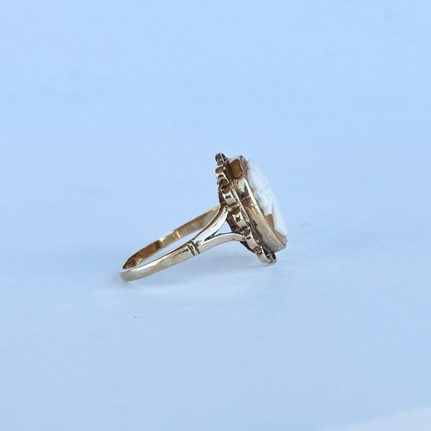 La donna intagliata è incastonata in una semplice cornice e poggia su un gambo in oro 9 carati. 

Misura dell'anello: O o 7 1/4
Dimensioni del pannello: 17x13 mm

Peso: 2.9g