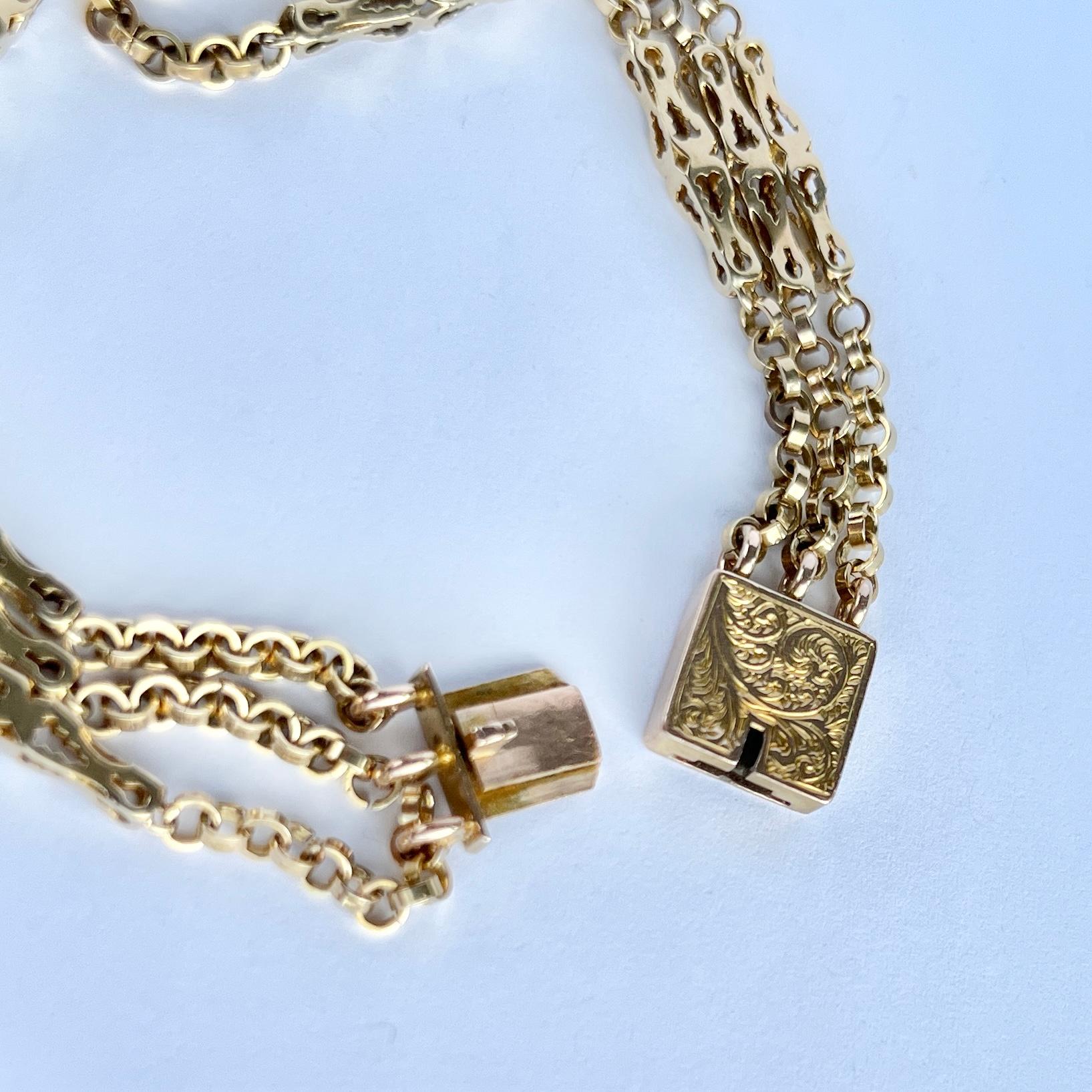 Questo bracciale in oro lucido a 9 carati è composto da maglie fantasia e ha una chiusura decorativa. 

Lunghezza: 18 cm
Larghezza: 1 cm

Peso: 9,7 g