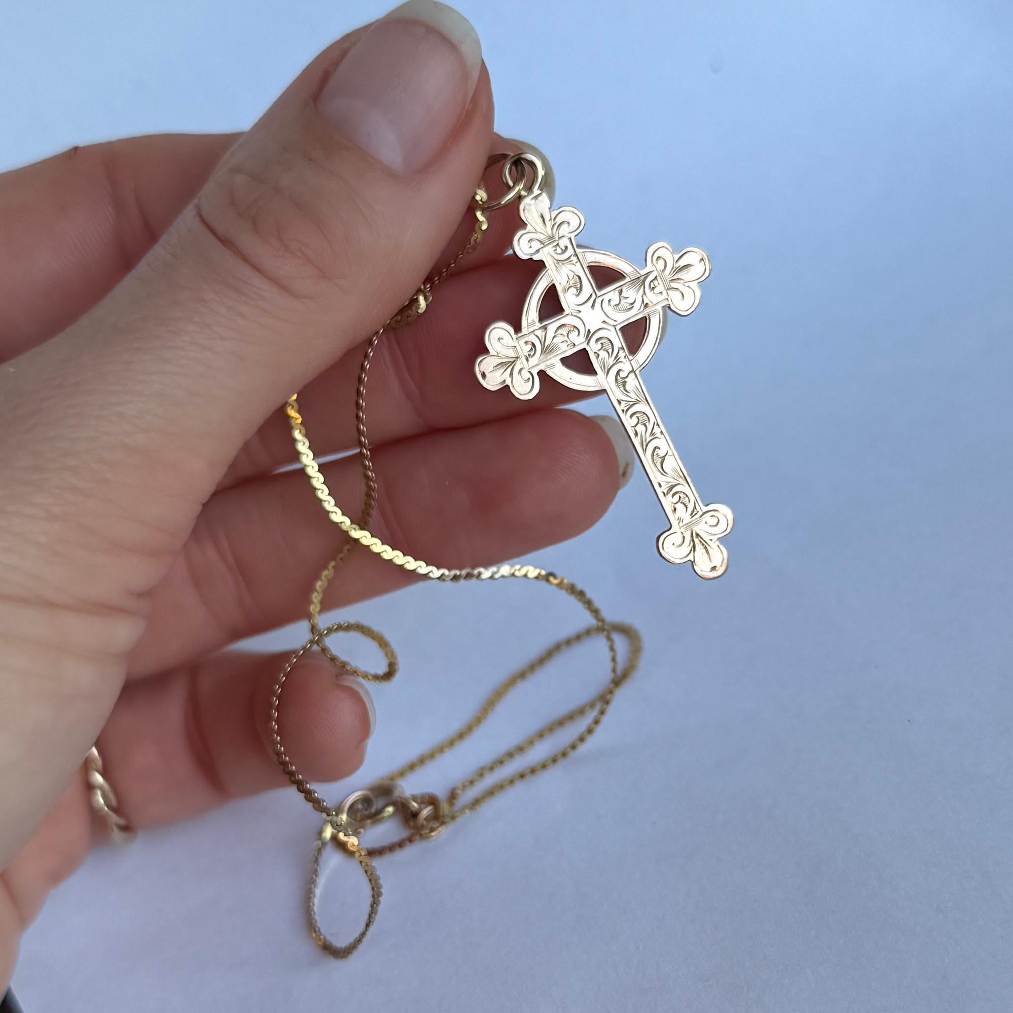 Cette croix finement gravée et sa chaîne classique sont magnifiques. Le dos de la croix est lisse. Modelé en or 9ct. 

Longueur : 38,5 cm
Dimensions de la croix : 25x40mm
Largeur de la chaîne : 1mm

Poids : 4.6g