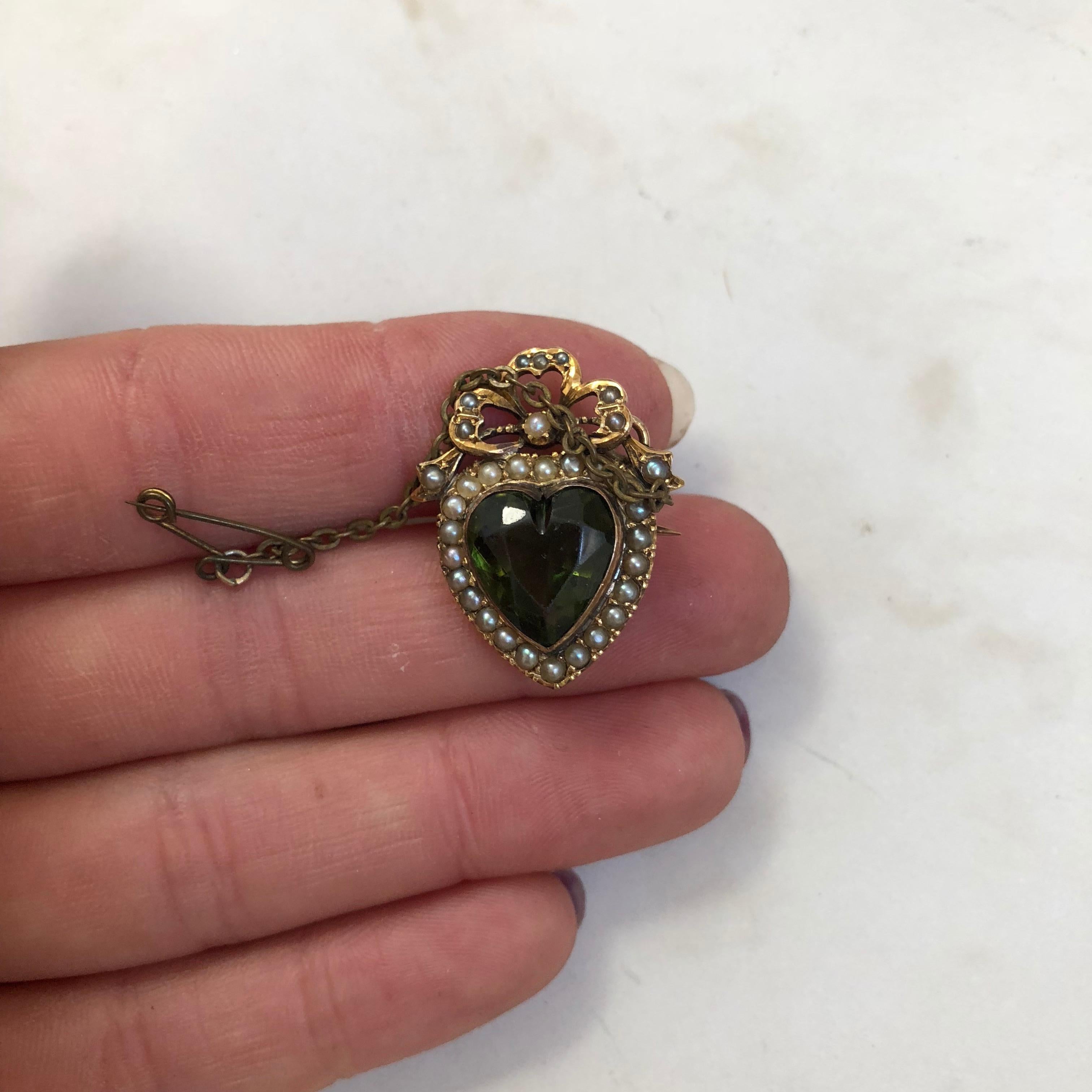 Edwardian 9 Carat Gold Green Paste and Pearl Heart Brooch For Sale 1