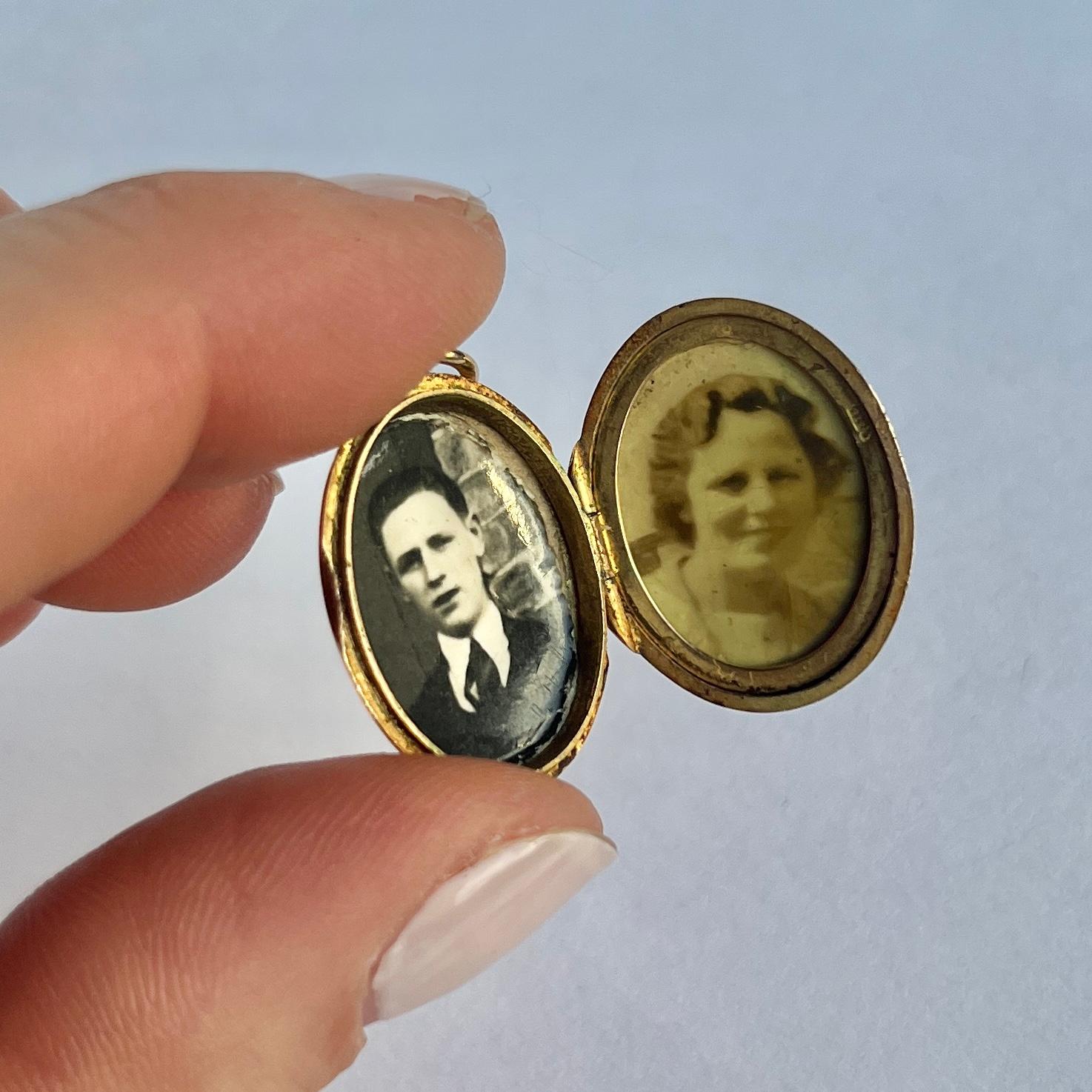Ce magnifique médaillon est réalisé en or jaune 9 carats brillant. A l'intérieur du médaillon se trouvent des photos d'un couple dont l'un des côtés est encore recouvert de la glaçure d'origine. 

Dimensions du médaillon 21x16mm
Drop inc. Looping :