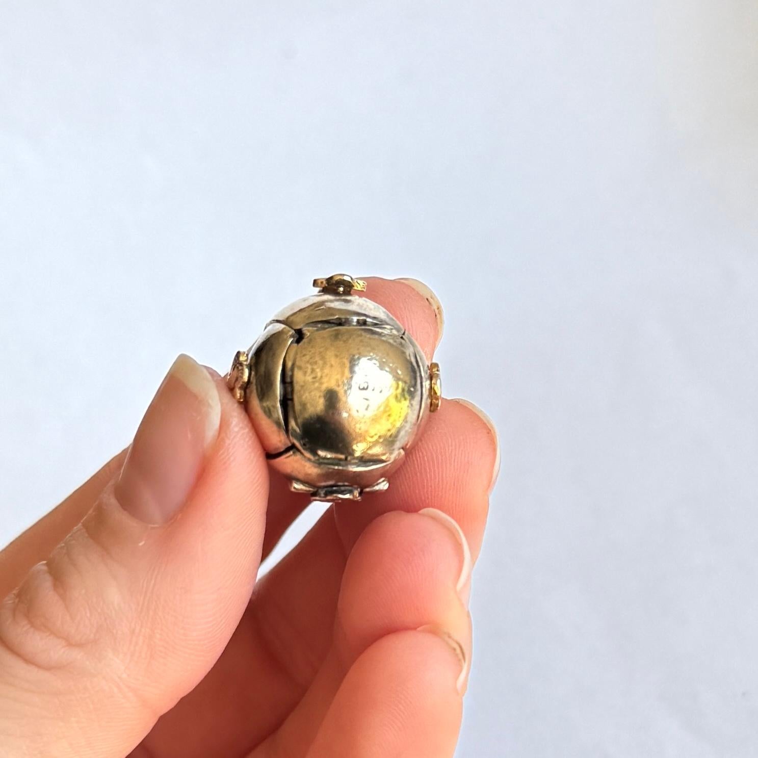 This classic masonic orb is modelled in 9 carat gold with silver underneath to show the engraving. 

Orb Diameter Closed: 17mm 
Orb Dimensions Open: 52x34mm 

Weight: 11.4g