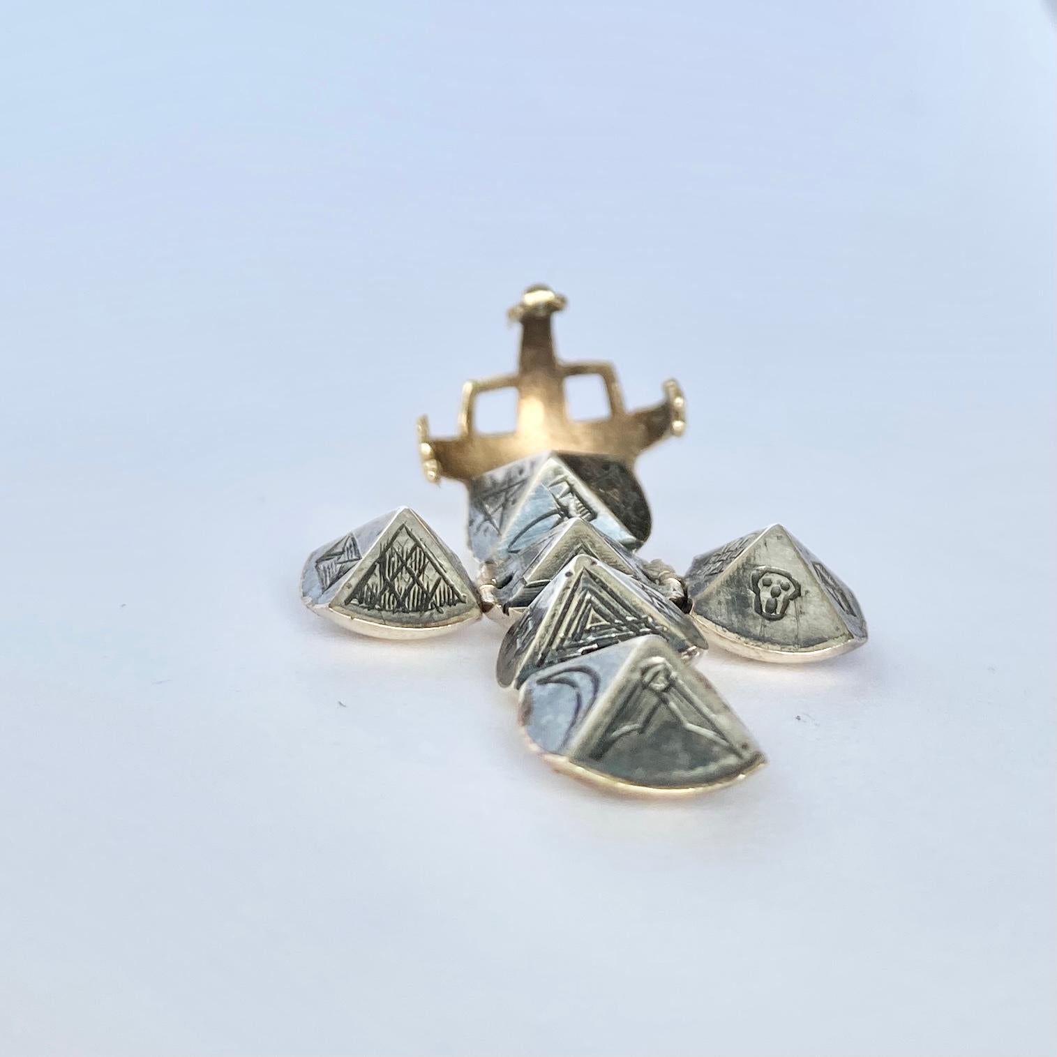 Edwardian 9 Carat Gold Masonic Orb Pendant In Good Condition In Chipping Campden, GB