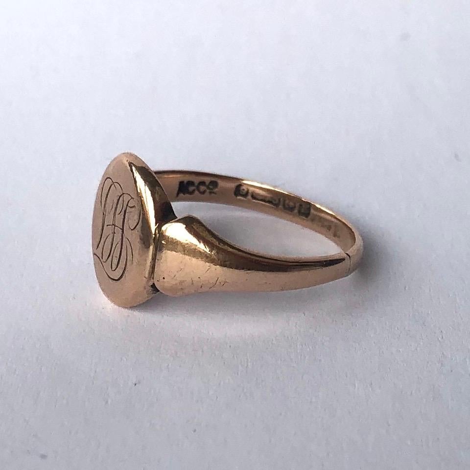 The 9carat rose gold signet has simple, smooth moulded shoulders and there is engraving on the face reading 'LSS'. Made in Birmingham, England. 

Ring Size: K 1/2 or 5 1/2 
Face Dimensions: 10.5x9mm 

Weight: 2.6g