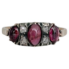 Anillo eduardiano de oro de 9 quilates con tres piedras de diamantes talla rosa y granate