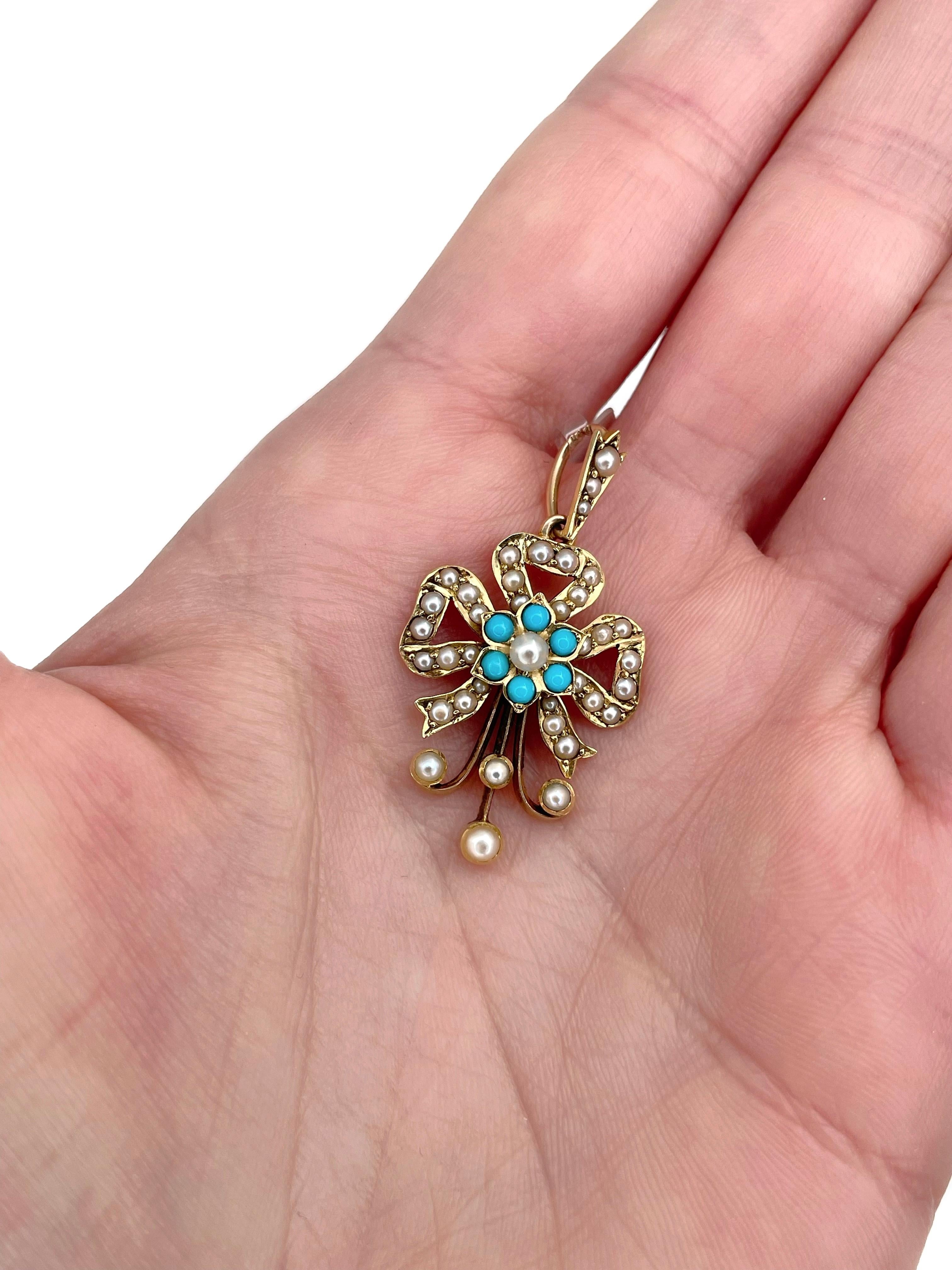 Dies ist eine schöne Edwardian floral Bogen Anhänger in 14K Gelbgold gefertigt. Um 1910.

Das Stück ist mit Türkisen und Saatperlen verziert. 

Gewicht: 3.44 g
Länge: 3.5 cm

WICHTIG: Als Käufer sind Sie in vollem Umfang für die Zollgebühren, andere