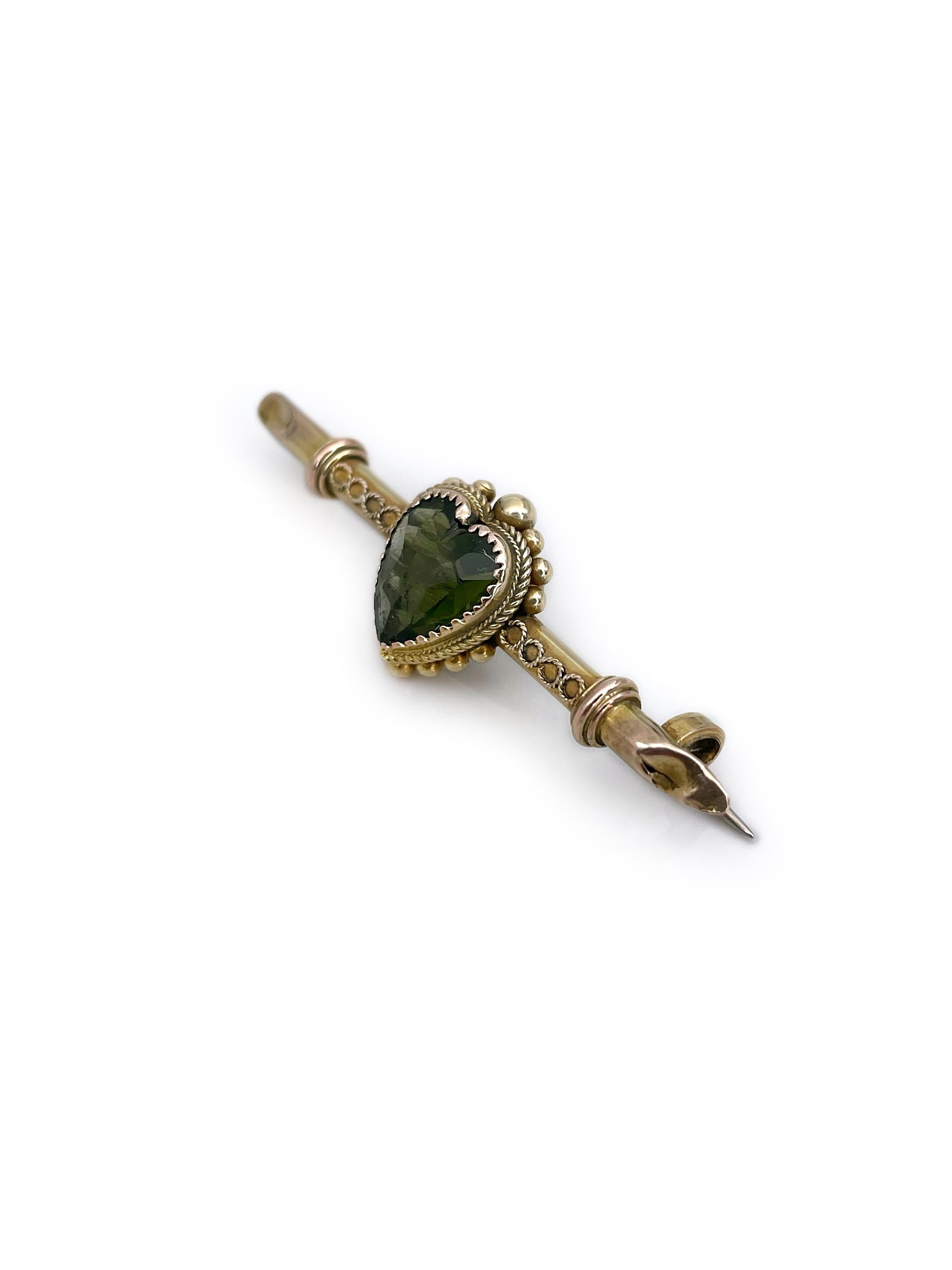This is an Edwardian heart bar brooch crafted in 9K gold. The piece features dark green paste in the centre. 

Has hallmarks - can be seen in photo gallery.

Weight: 2.29g
Size: 4.3x1.2cm

———

If you have any questions, please feel free to ask. We