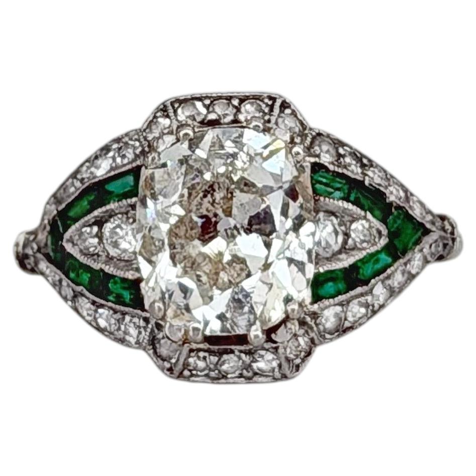 Bague de fiançailles certifiée de style édouardien, en platine, avec un diamant central de 2,20 carats et une émeraude