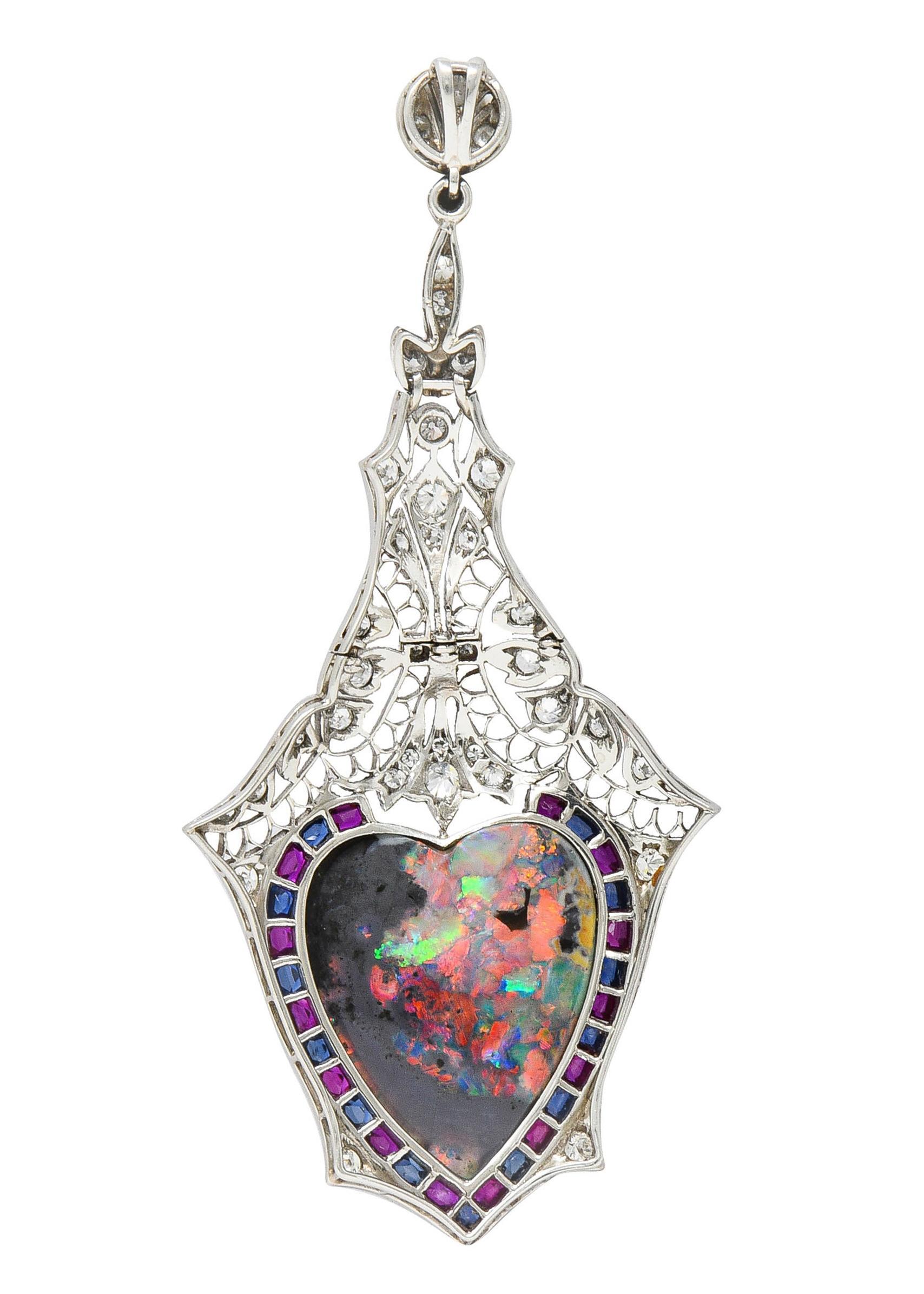 Antiker edwardianischer herzförmiger schwarzer Opal, 9,64 Karat Diamant, Saphir, Rubin, Herzanhänger (Herzschliff) im Angebot