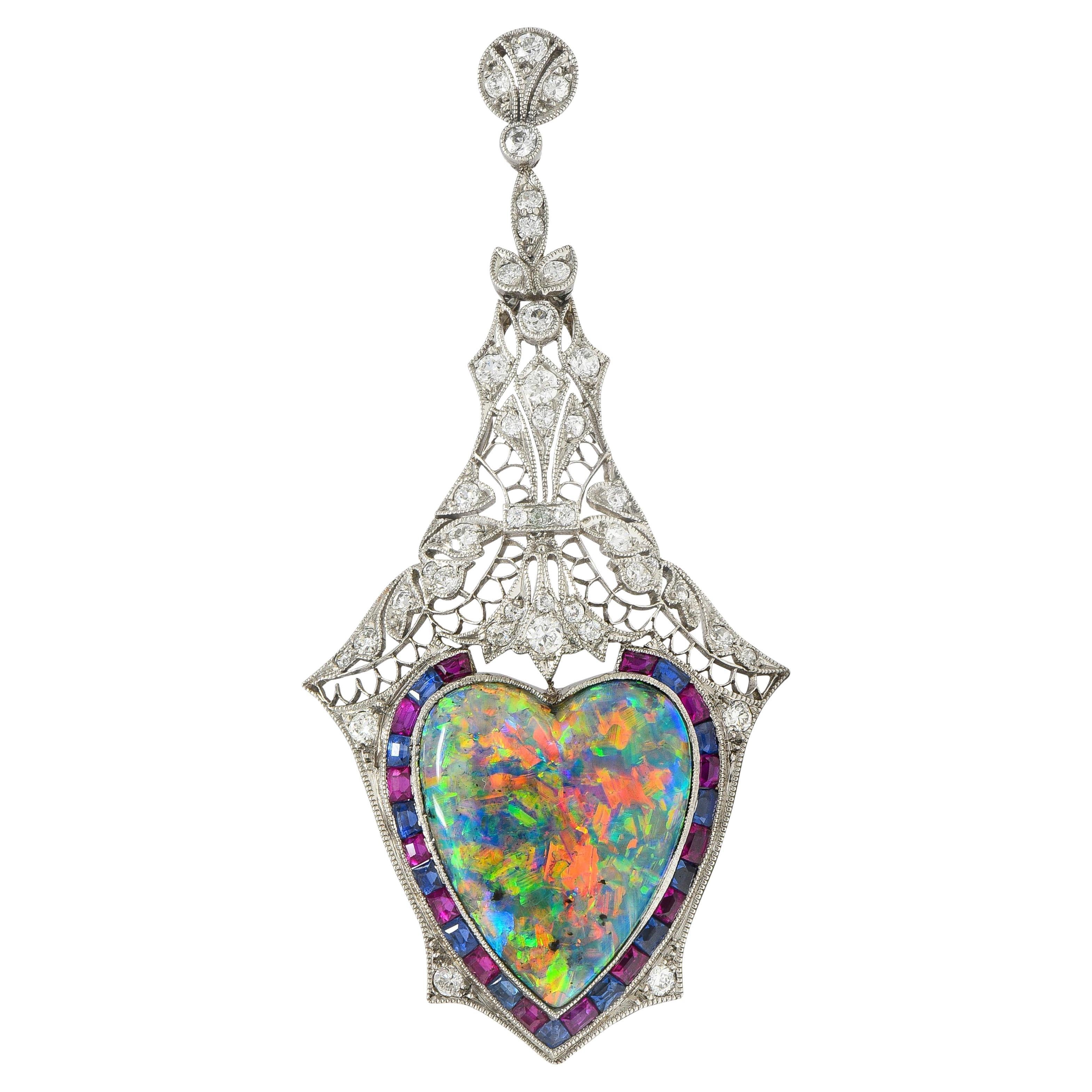 Antiker edwardianischer herzförmiger schwarzer Opal, 9,64 Karat Diamant, Saphir, Rubin, Herzanhänger im Angebot