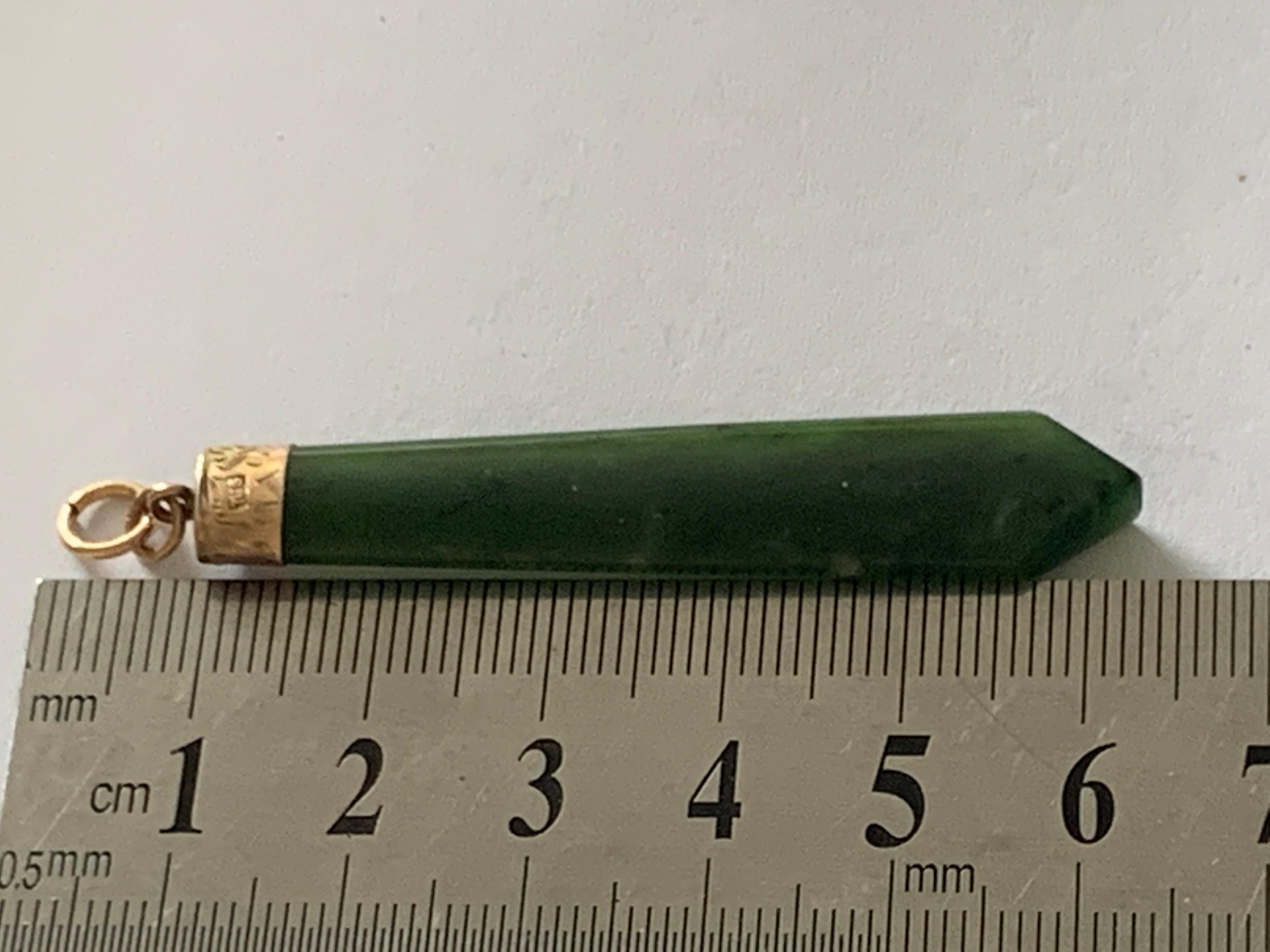 Antico e stupefacente
Ciondolo di giada a forma di cravatta 
con montatura in oro 9ct
Design floreale inciso a mano 
Completamente marchiato Birmingham 
Creatori 