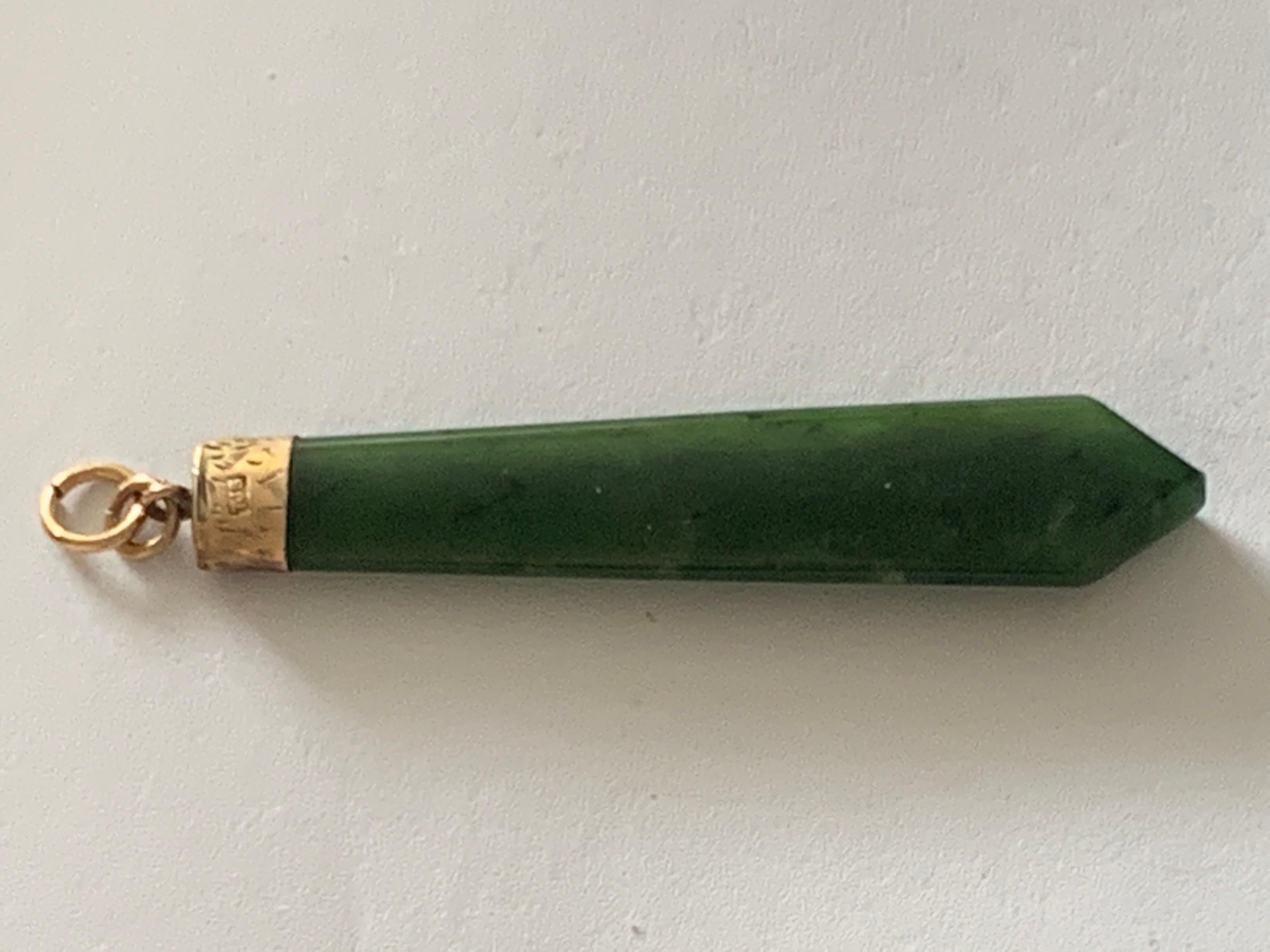 Grezzo Ciondolo di giada montato in oro 9ct edoardiano in vendita