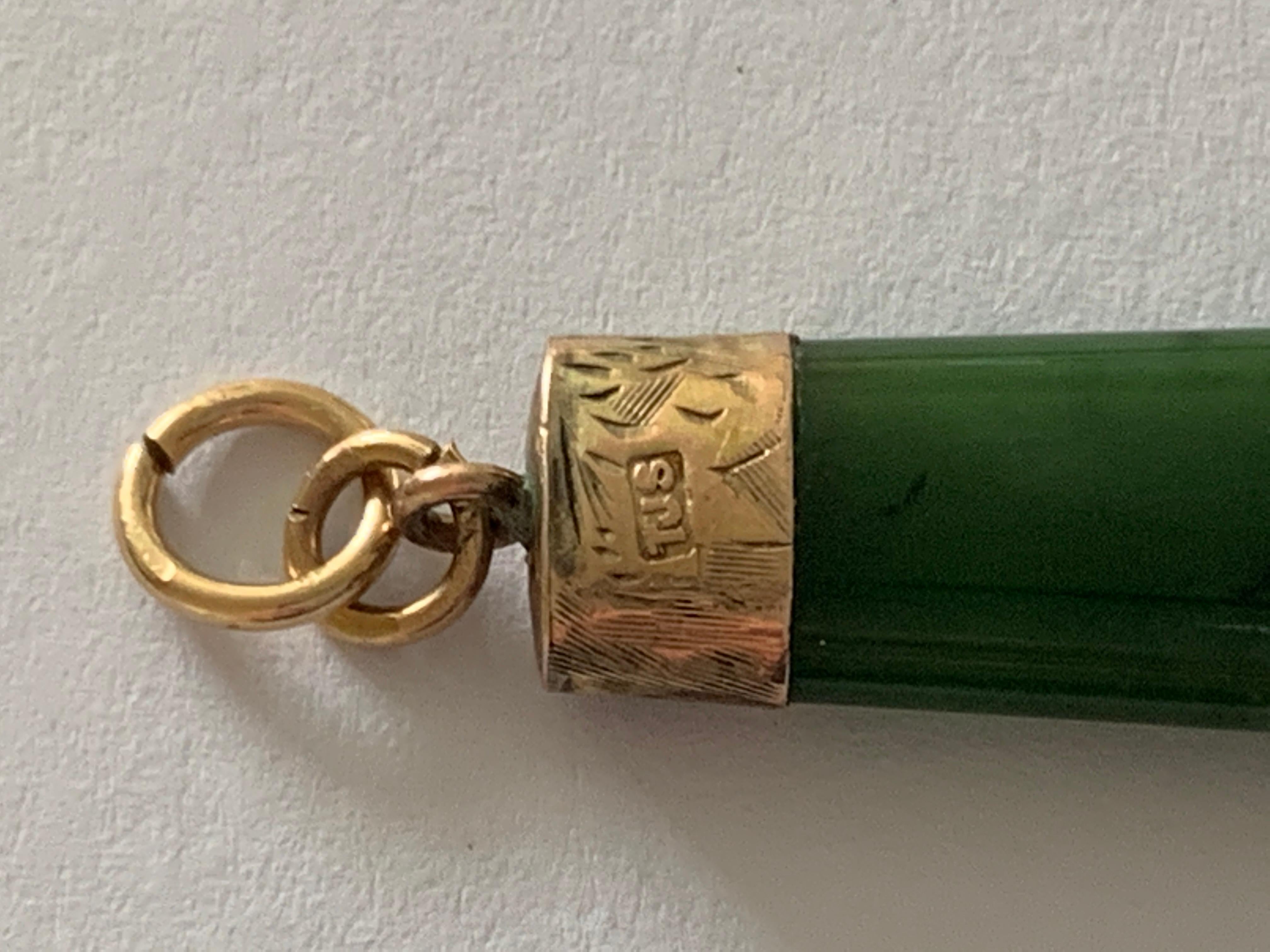 Ciondolo di giada montato in oro 9ct edoardiano In condizioni buone in vendita a London, GB