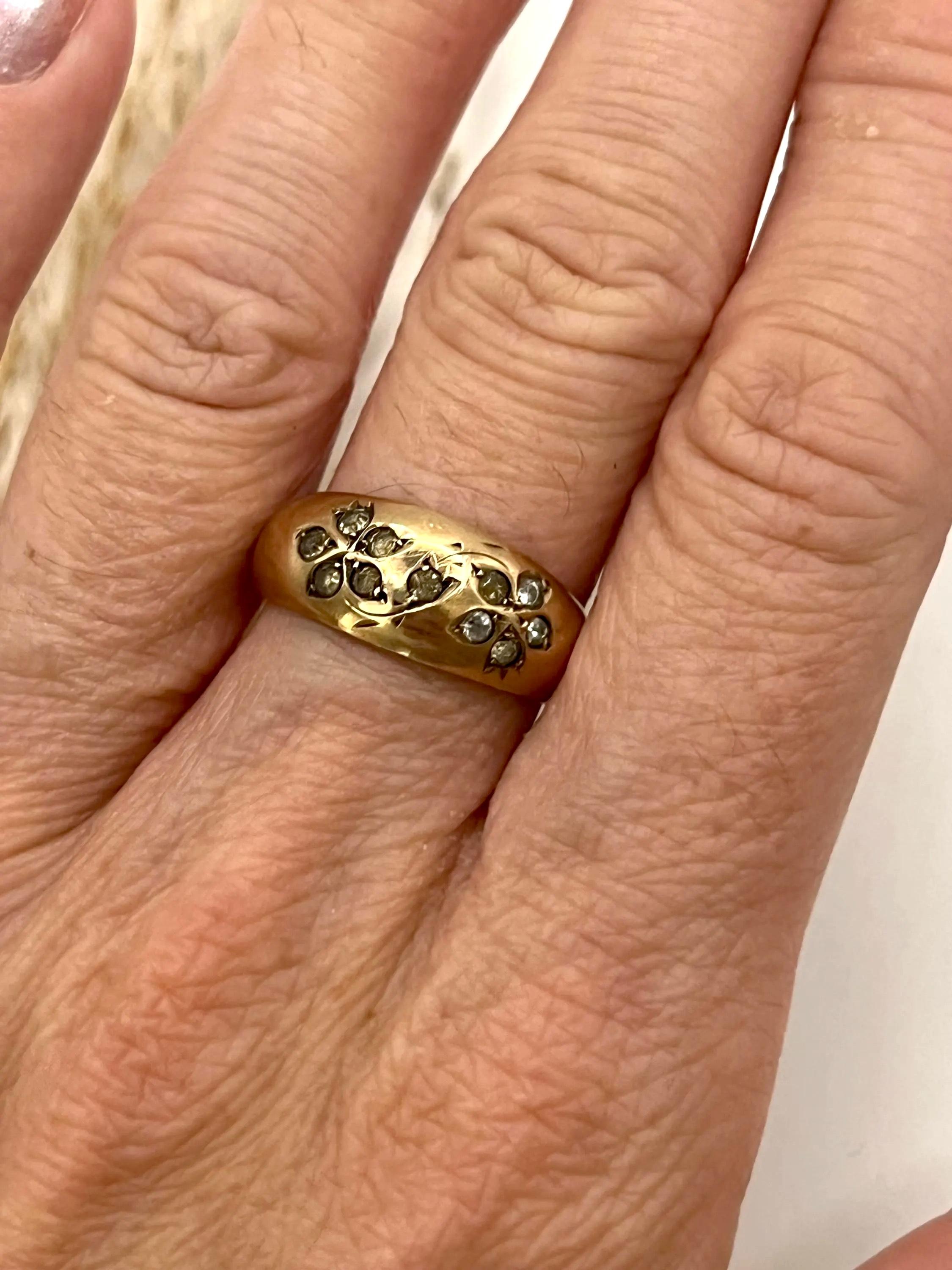 Anello in pasta edoardiano 

Marchio Chester 1909

Oro 9ct 

Makers Mark A &M 

Questo anello antico, un esempio splendidamente conservato di sentimentalismo edoardiano in gioielleria, è realizzato in caldo oro giallo 9ct con undici pietre in pasta