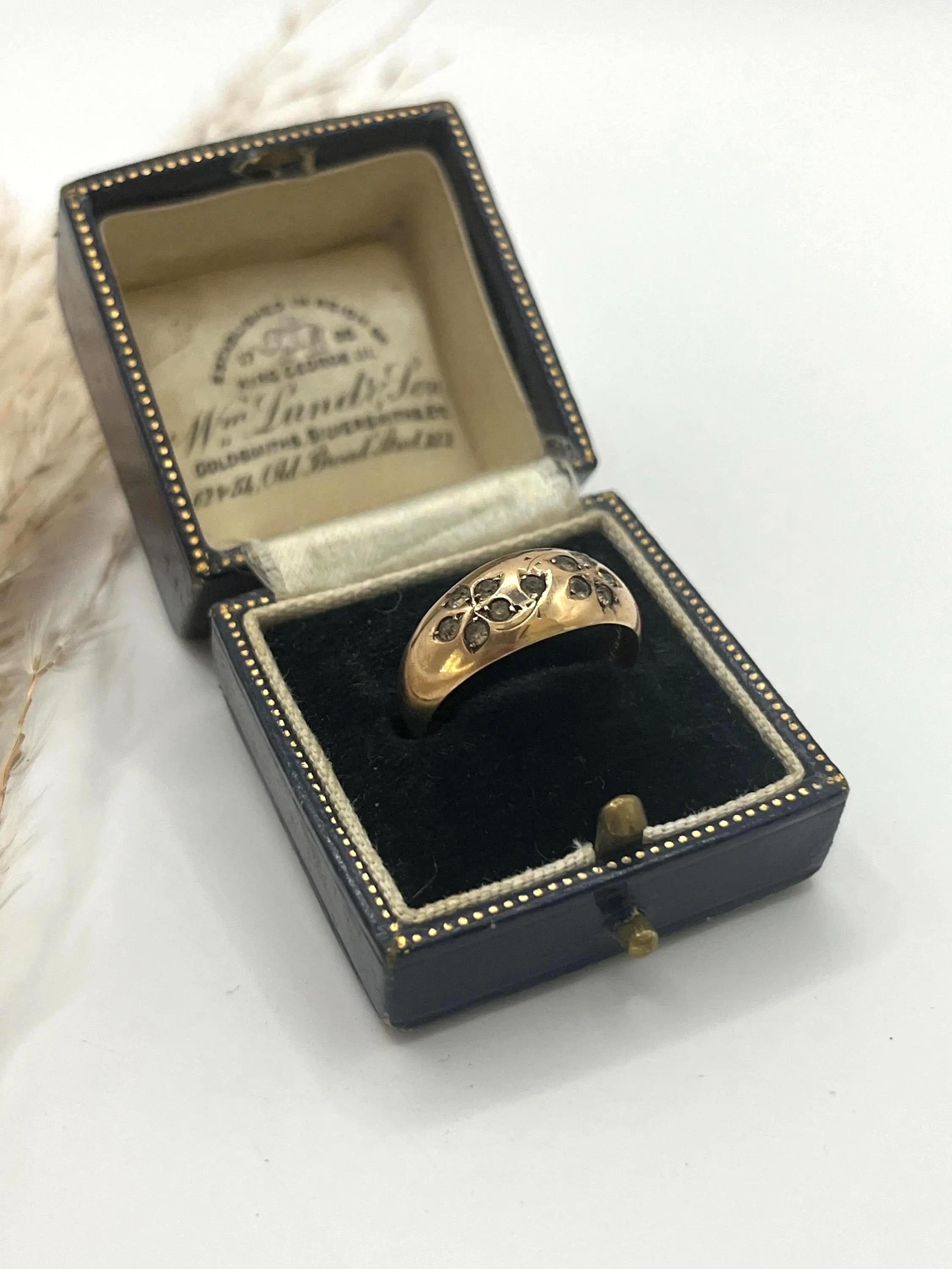 Anello Edwardiano in pasta d'oro 9ct, con marchio Chester 1909 in vendita 1